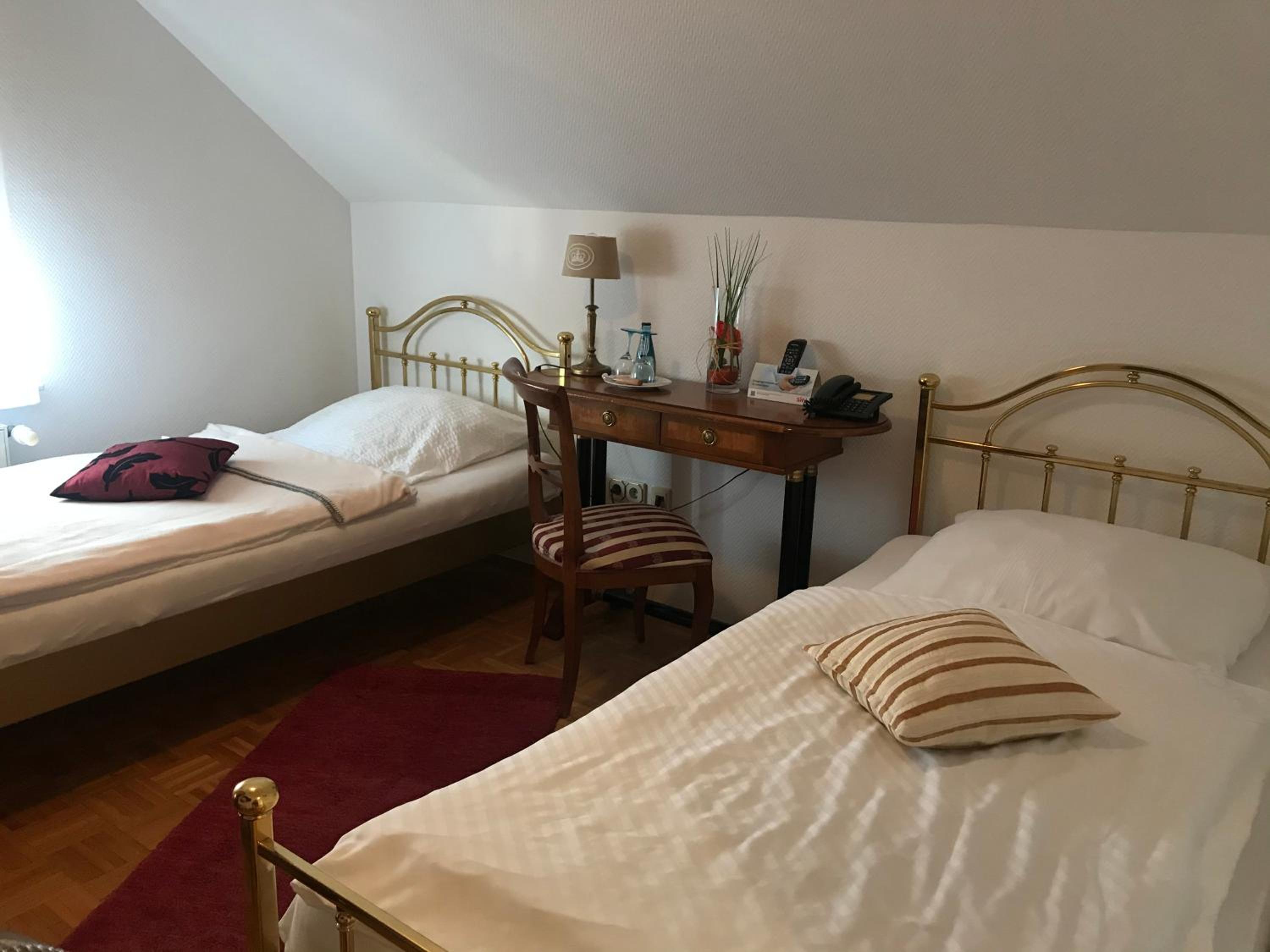 Standard Twin Room - Photo 4