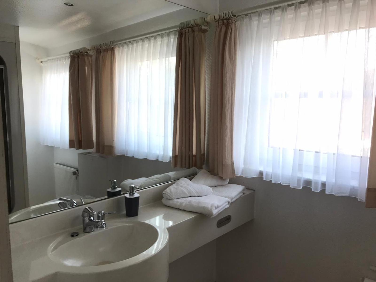 Standard Twin Room - Photo 7