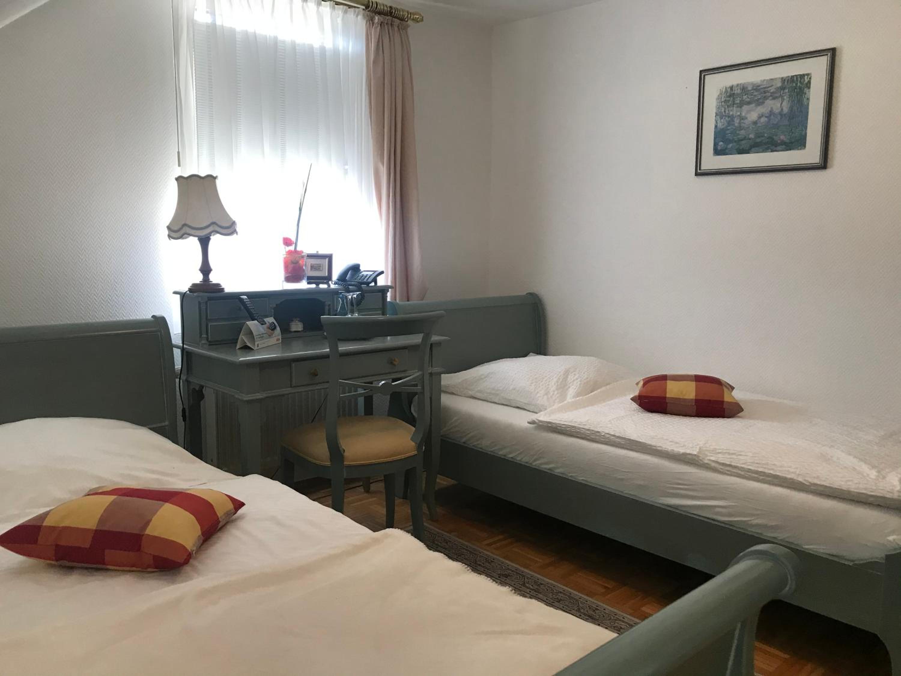 Standard Twin Room - Photo 5