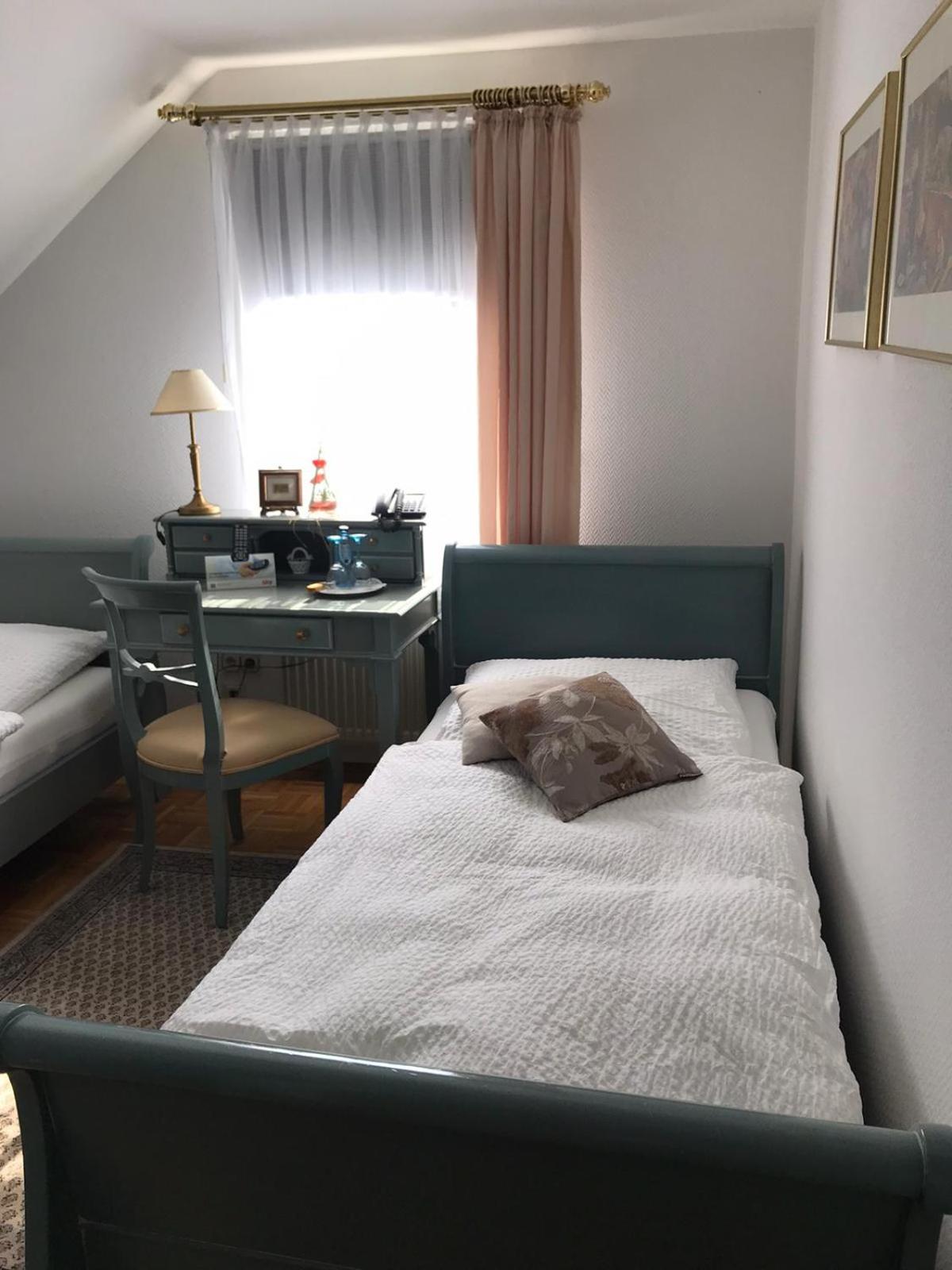 Standard Twin Room - Photo 6