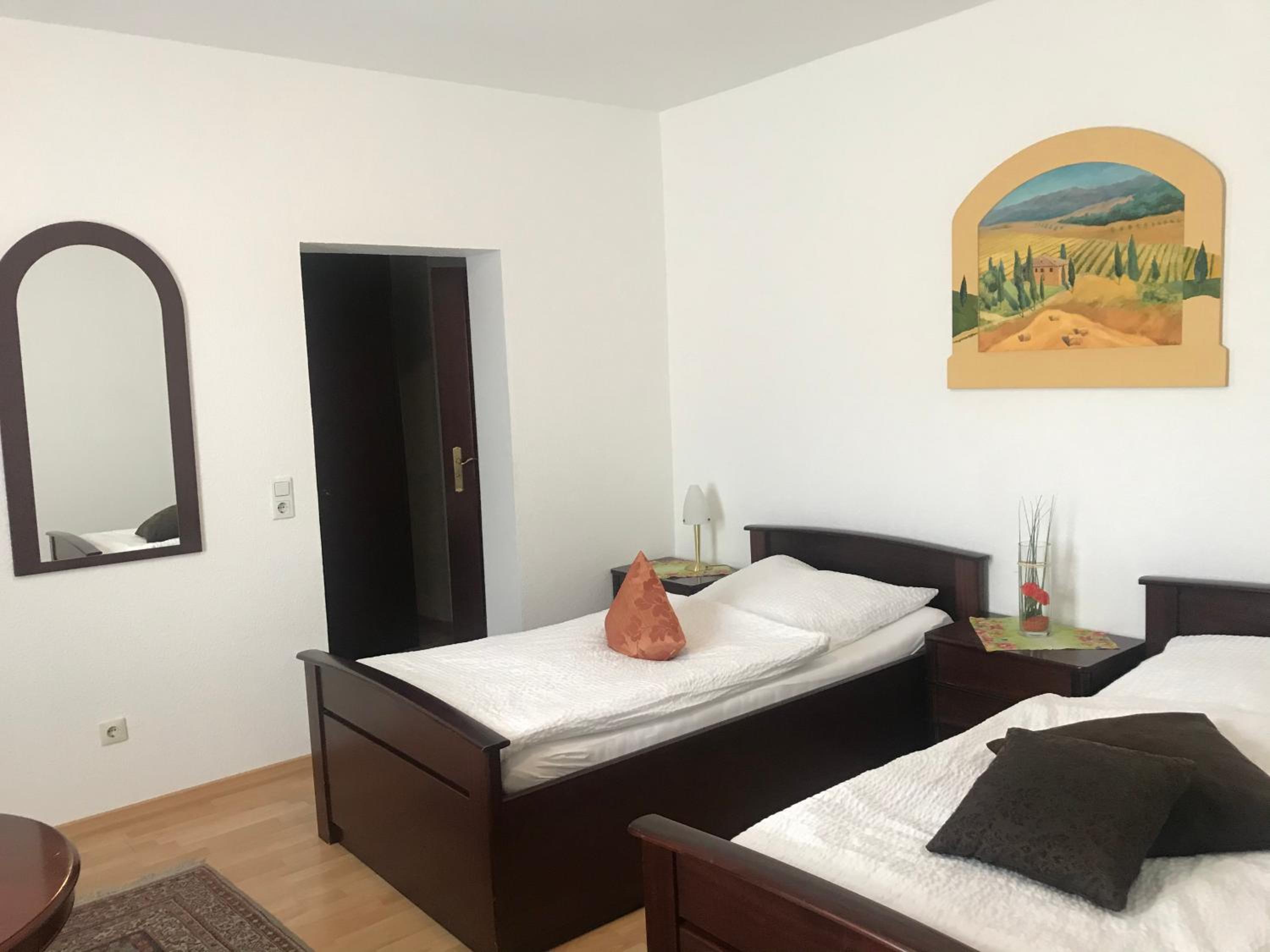 Standard Twin Room - Photo 3