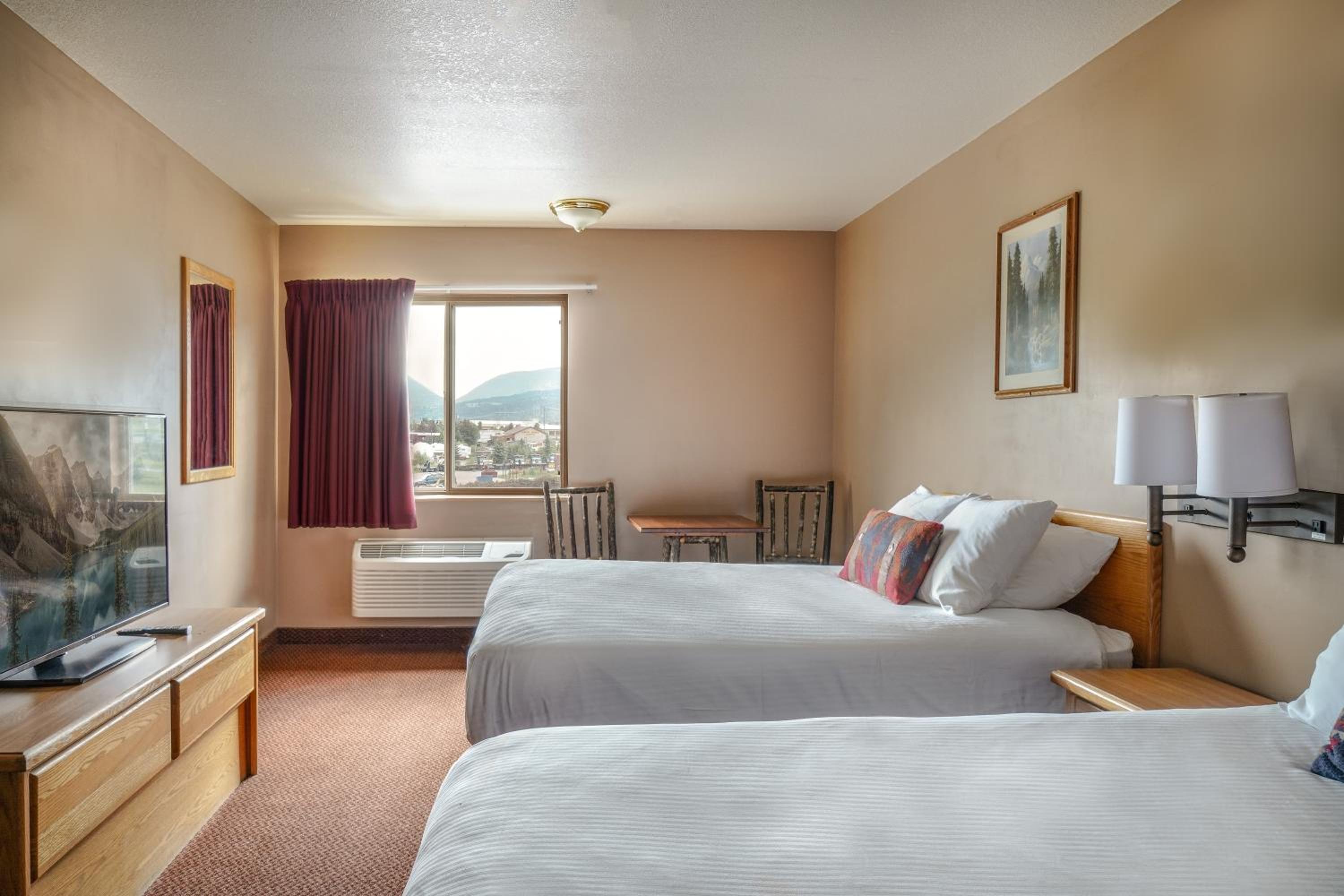Queen Room with Two Queen Beds photo 2