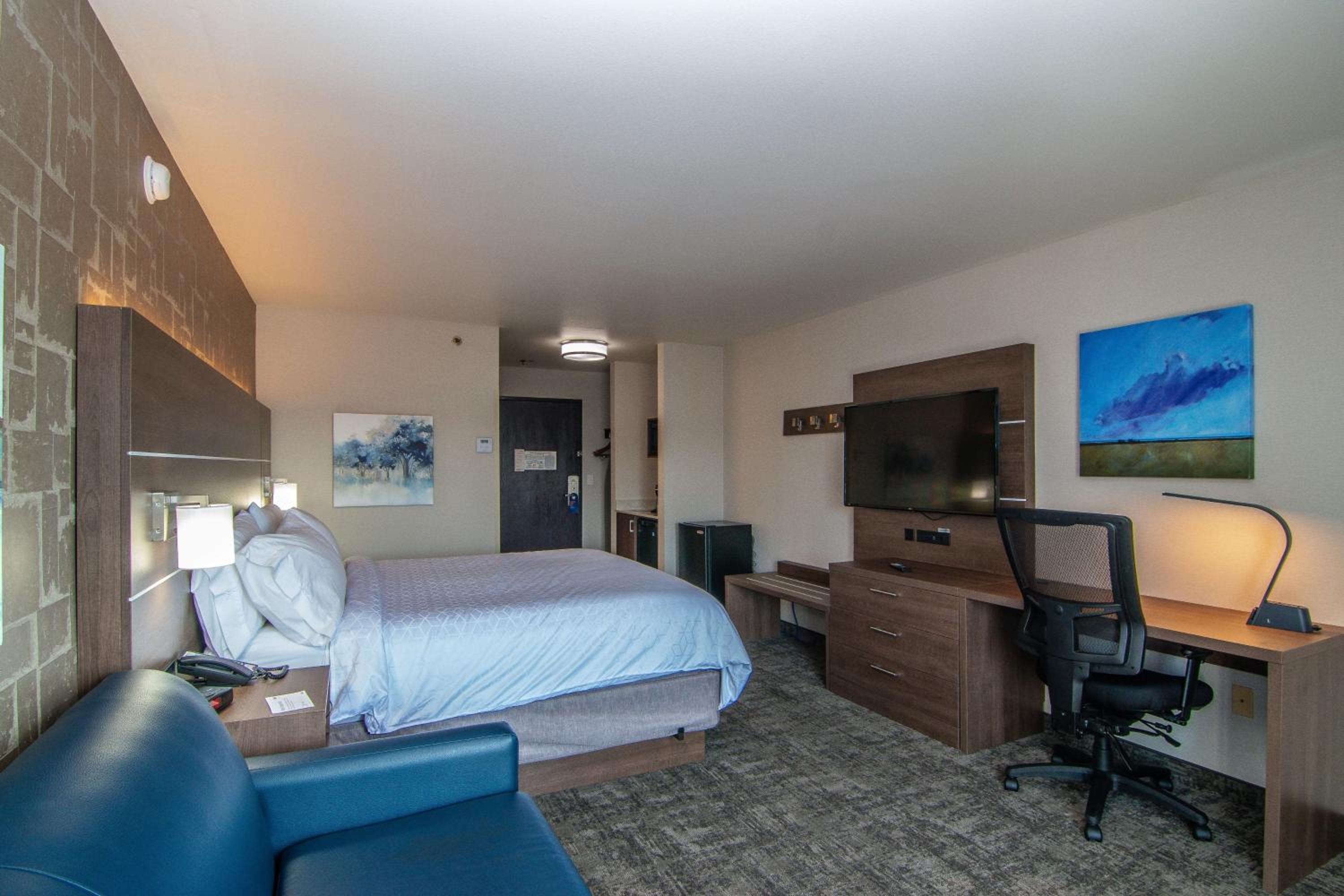 Standard King Room with Balcony and City View - Photo 4