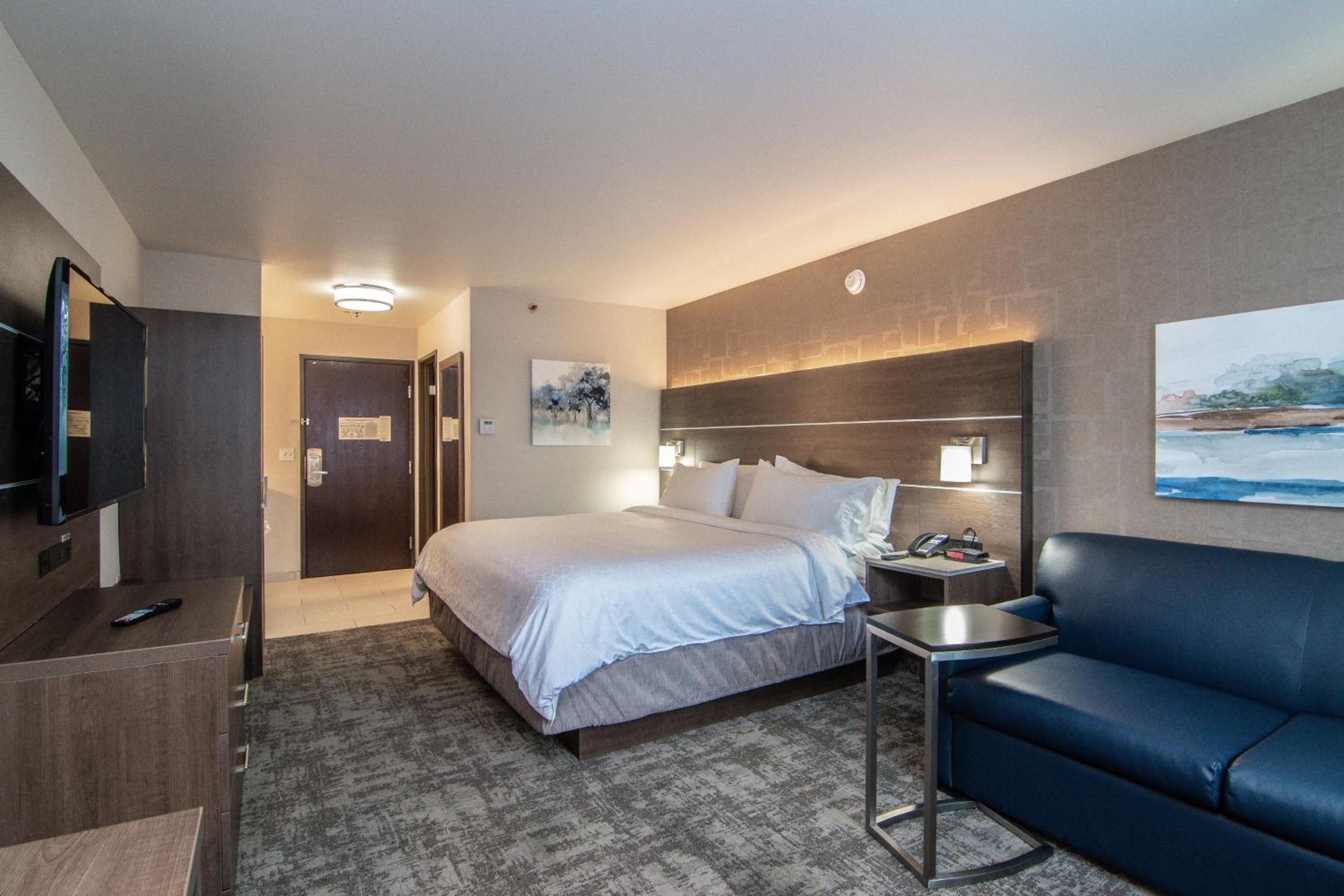 Standard King Room with Sofa Bed - Photo 6
