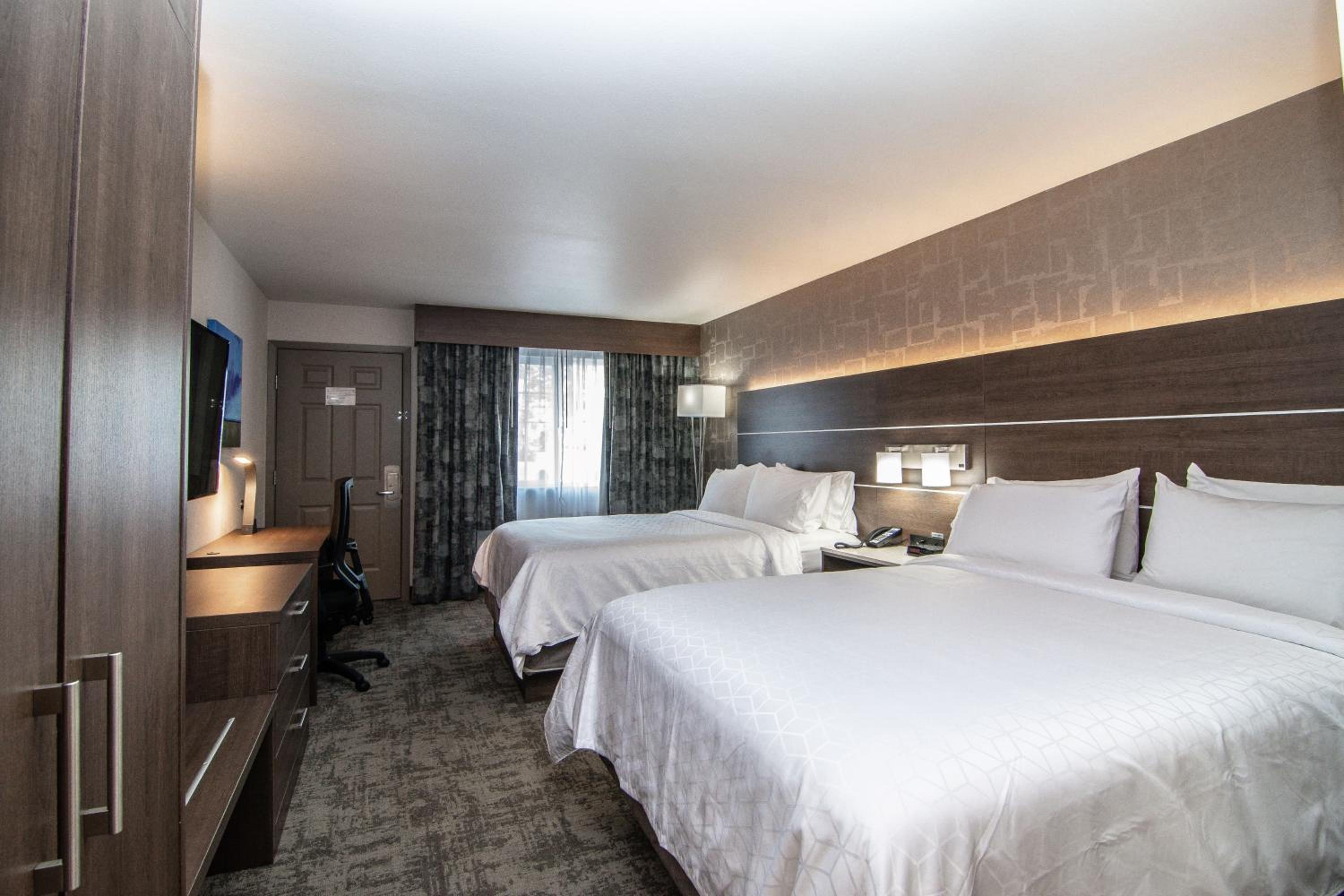 Standard Room with Two Queen Beds - Photo 4