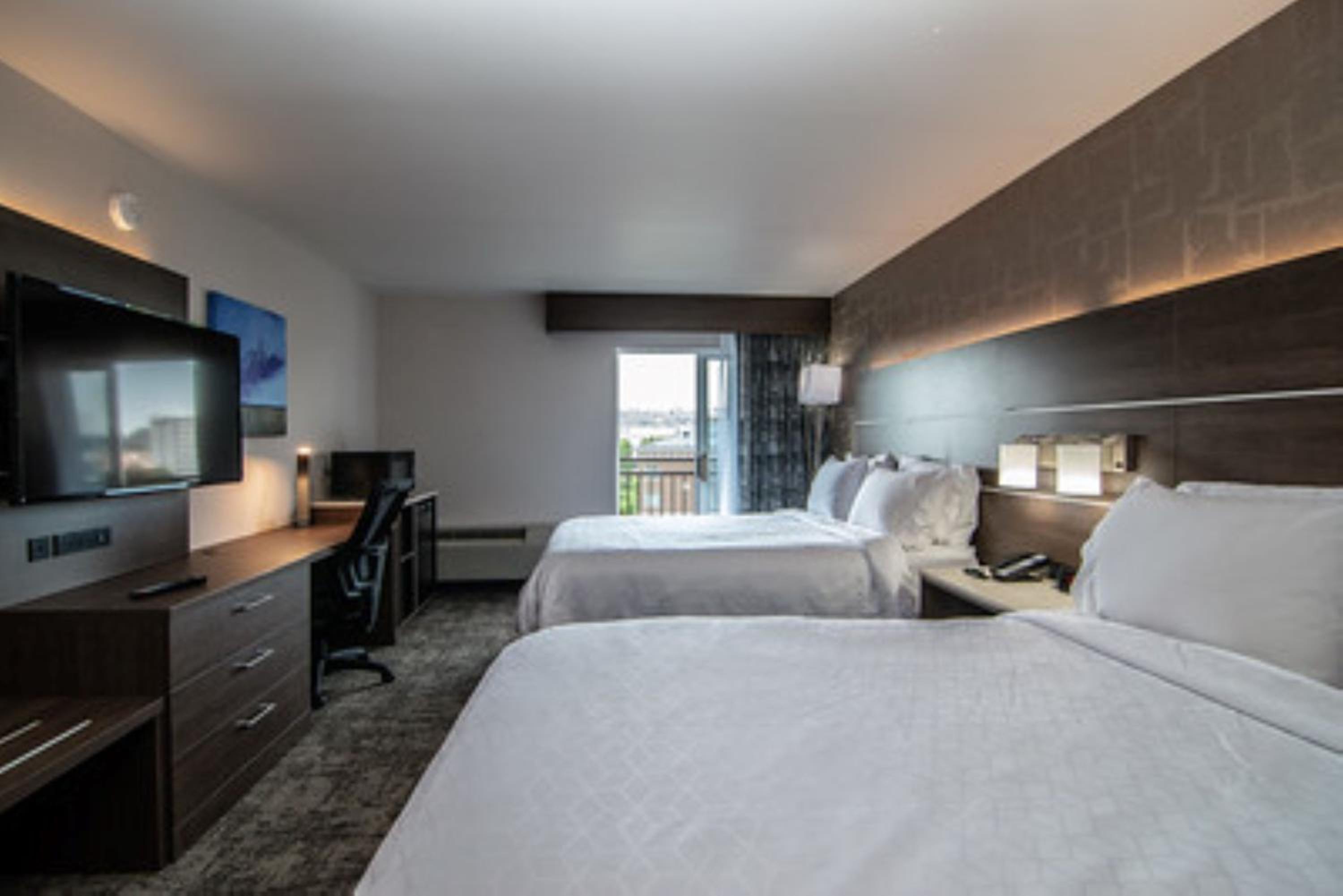 Standard Queen Room with Balcony and City View - Photo 4