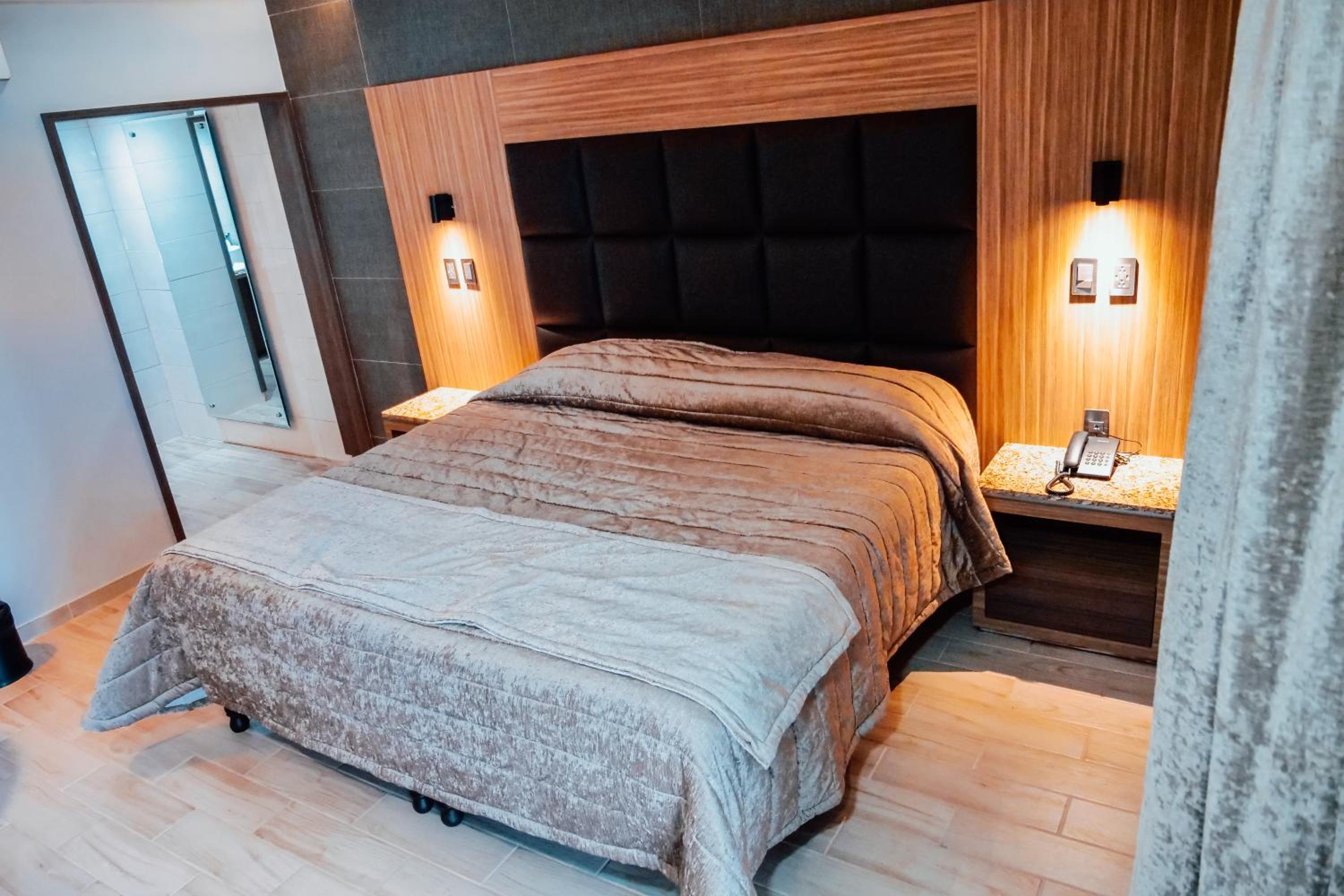 Deluxe Suite with Spa Bath