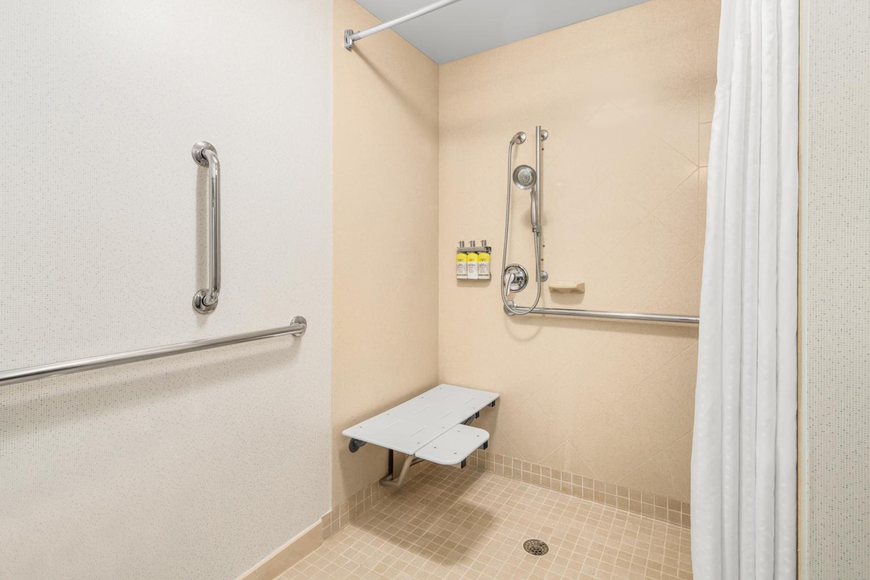 King Room - Mobility Access Tub - Non-Smoking - Photo 2