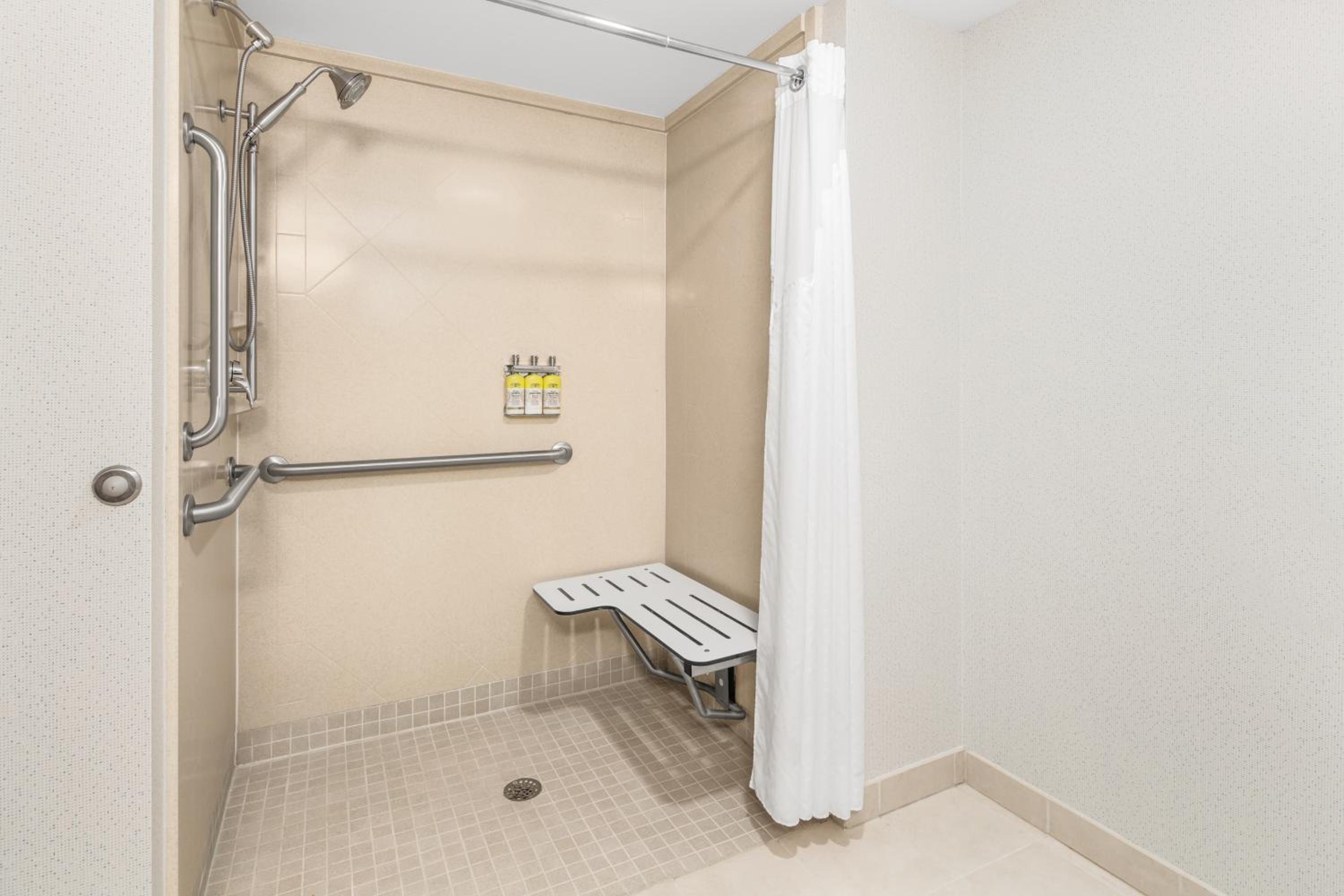 King Suite with Spa Bath - Non-Smoking - Photo 3