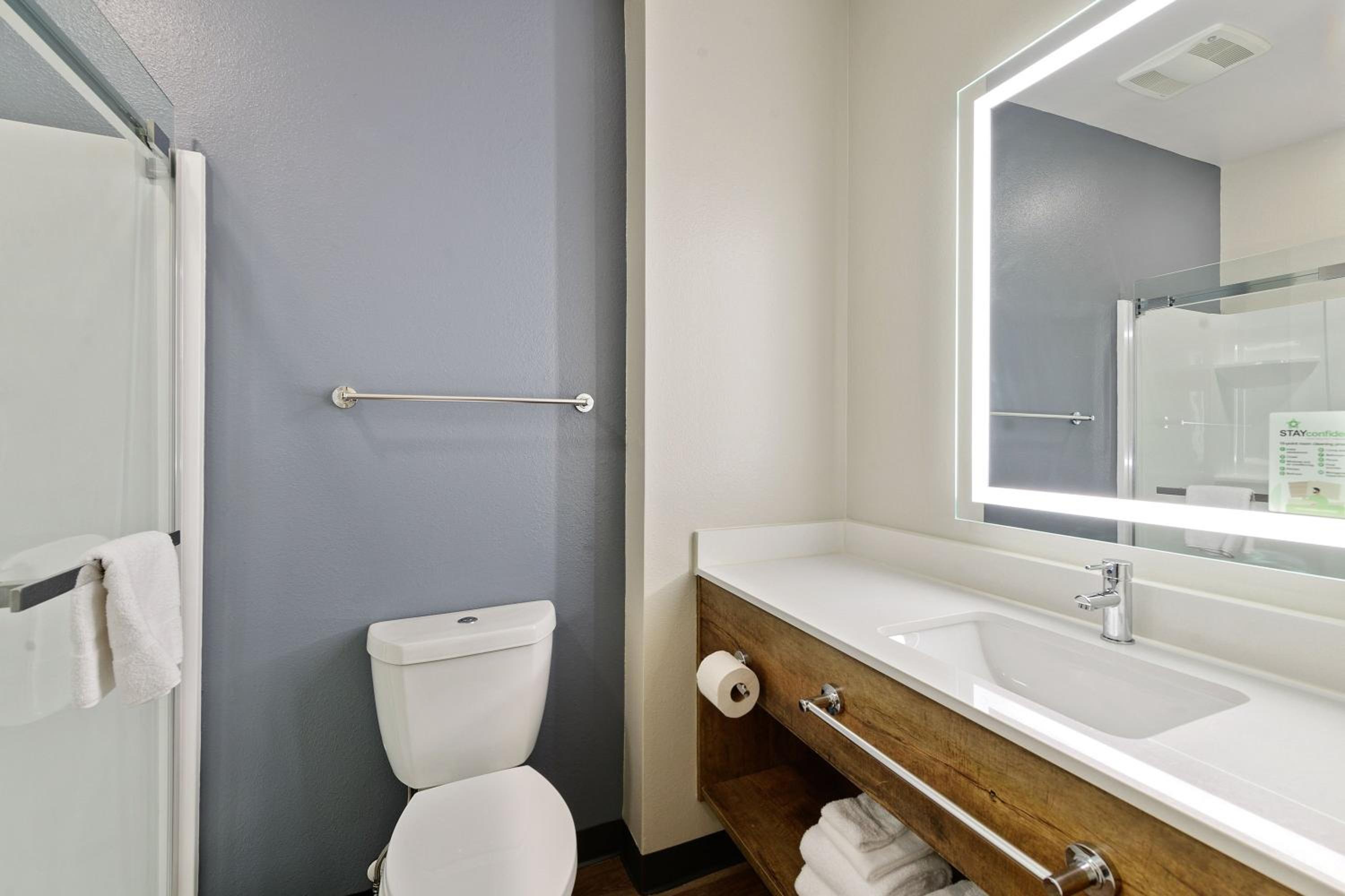 Studio with 1 King Bed - Non-Smoking - Photo 11