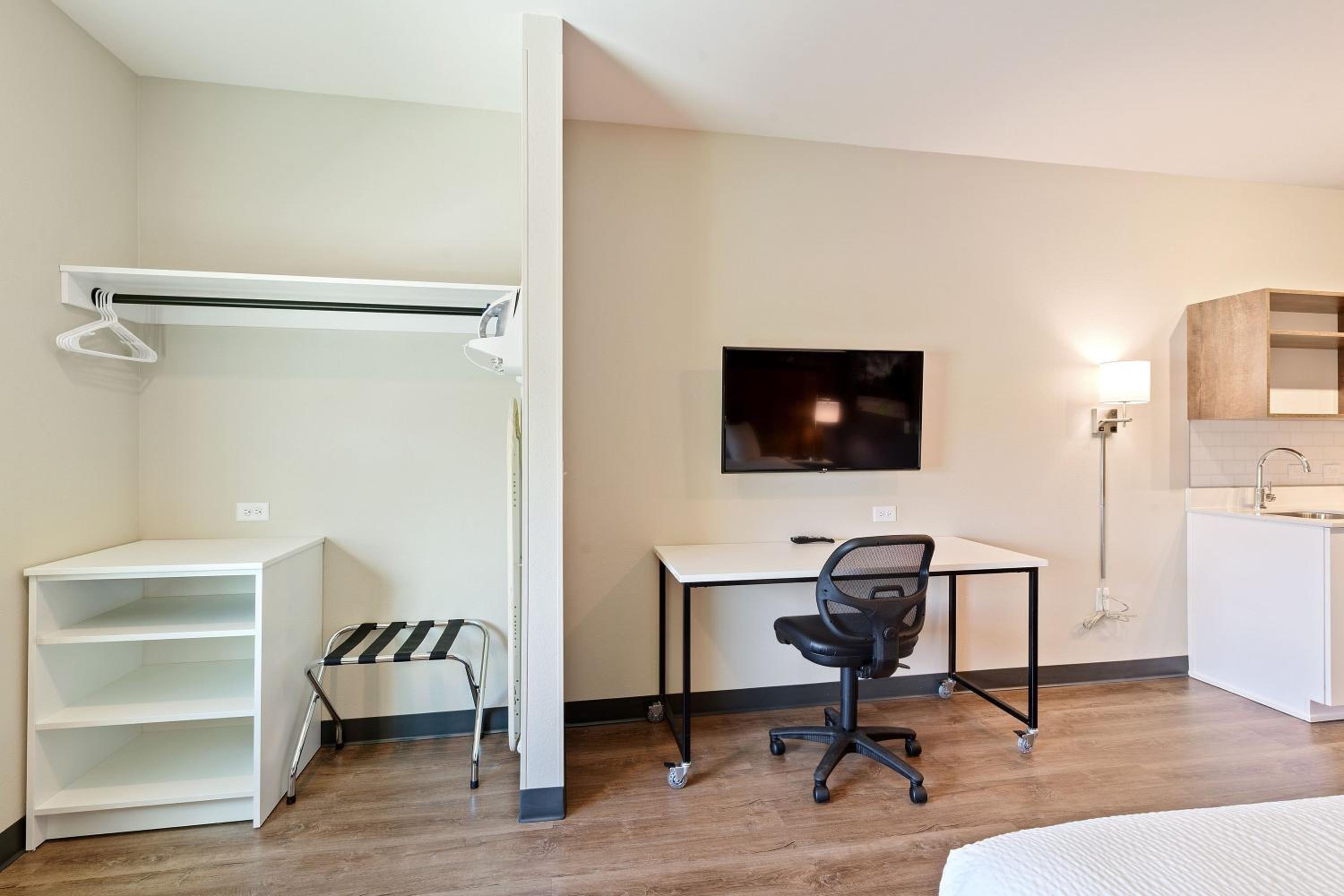 Studio with 1 King Bed - Non-Smoking - Photo 8