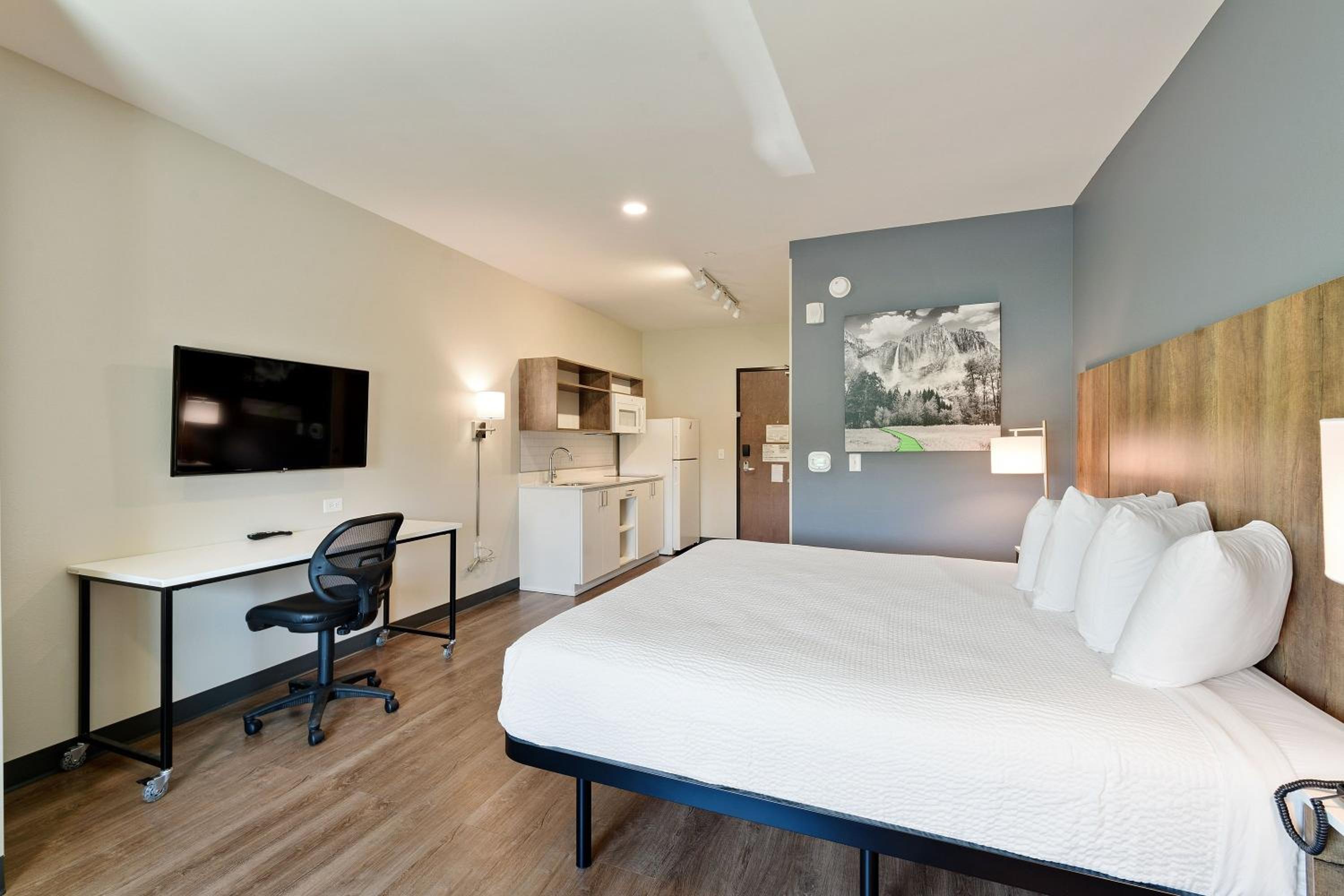 Studio with 1 King Bed - Non-Smoking - Photo 6