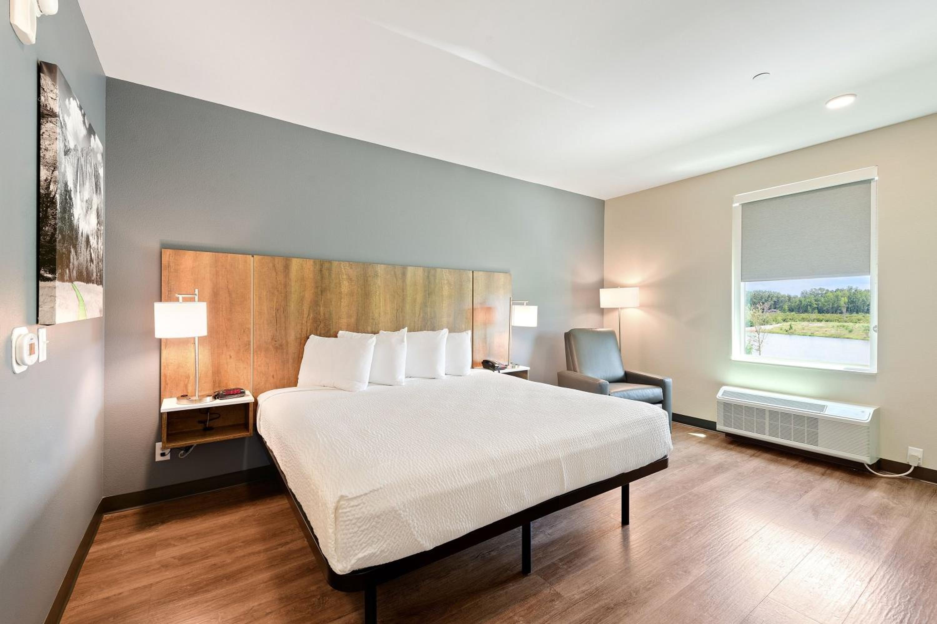 Studio with 1 King Bed - Non-Smoking - Photo 9