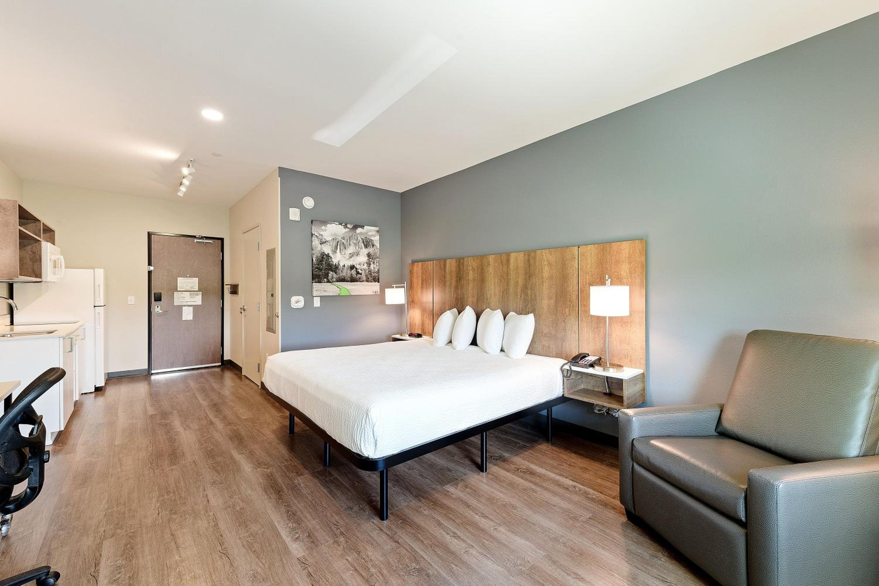 Studio with 1 King Bed - Non-Smoking - Photo 10
