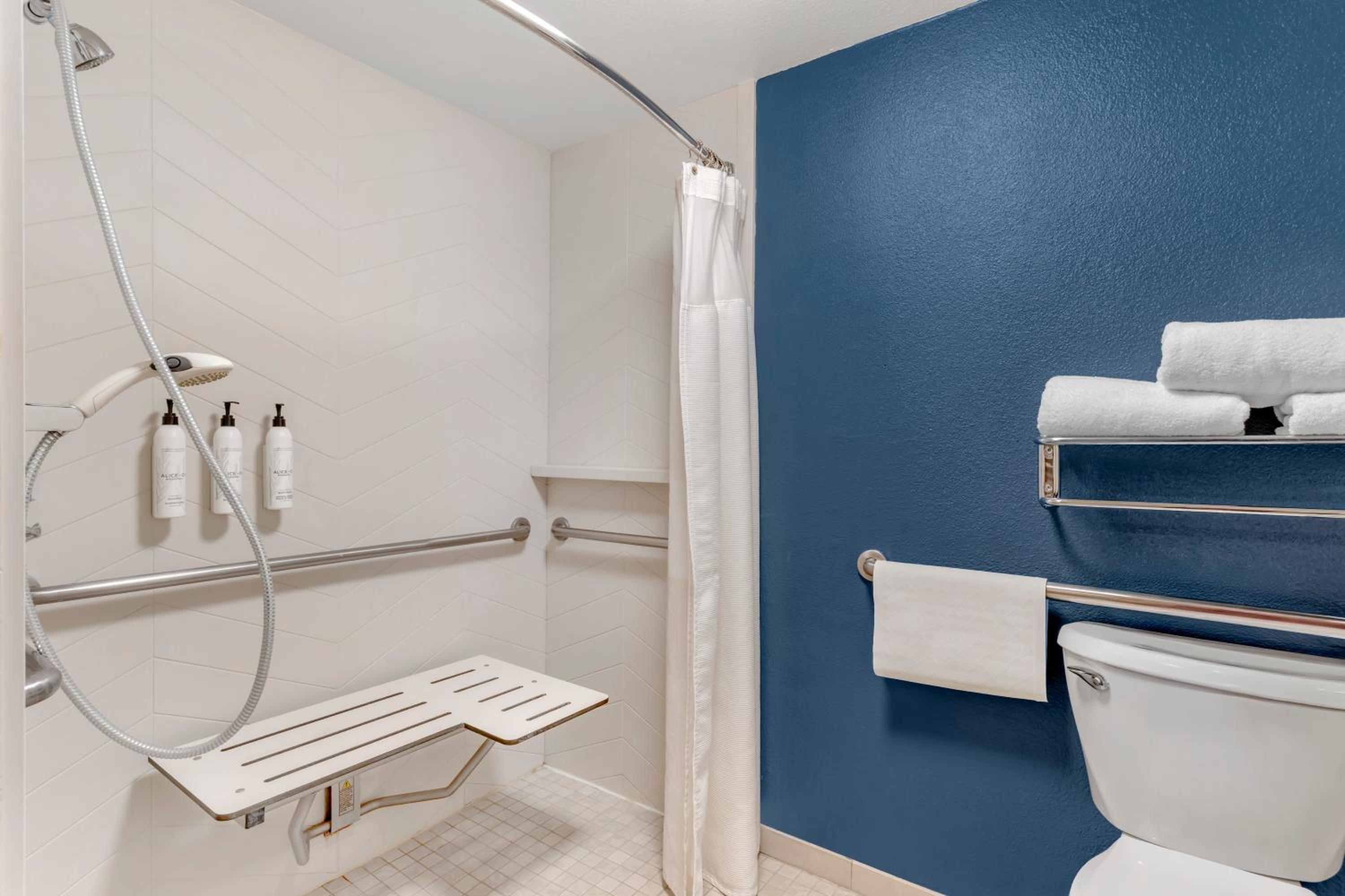 2 Double Beds with Roll-In Shower - Disability Accsss/Non Smoking