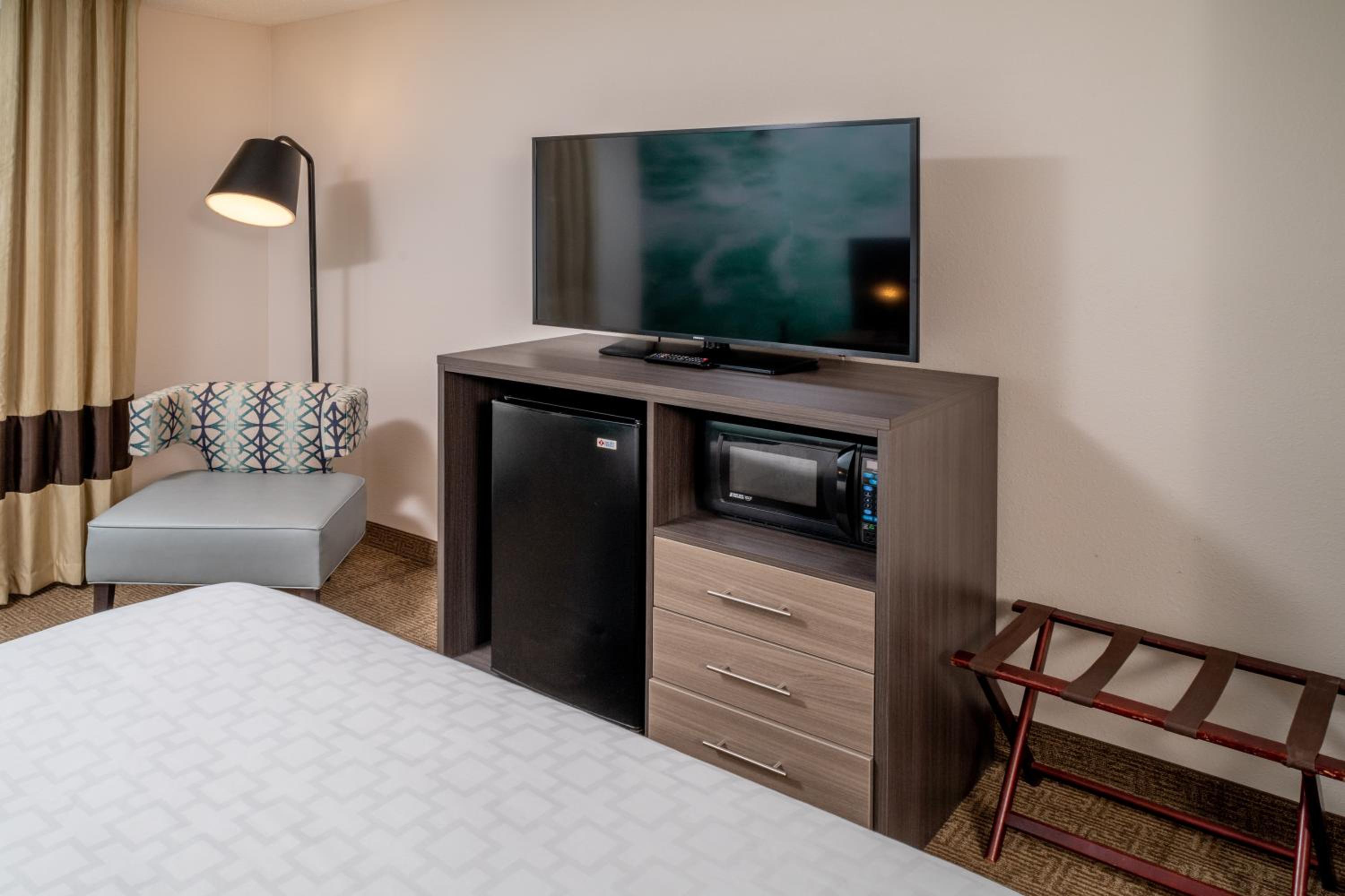 King Room - Accessible/Non-Smoking - Photo 3