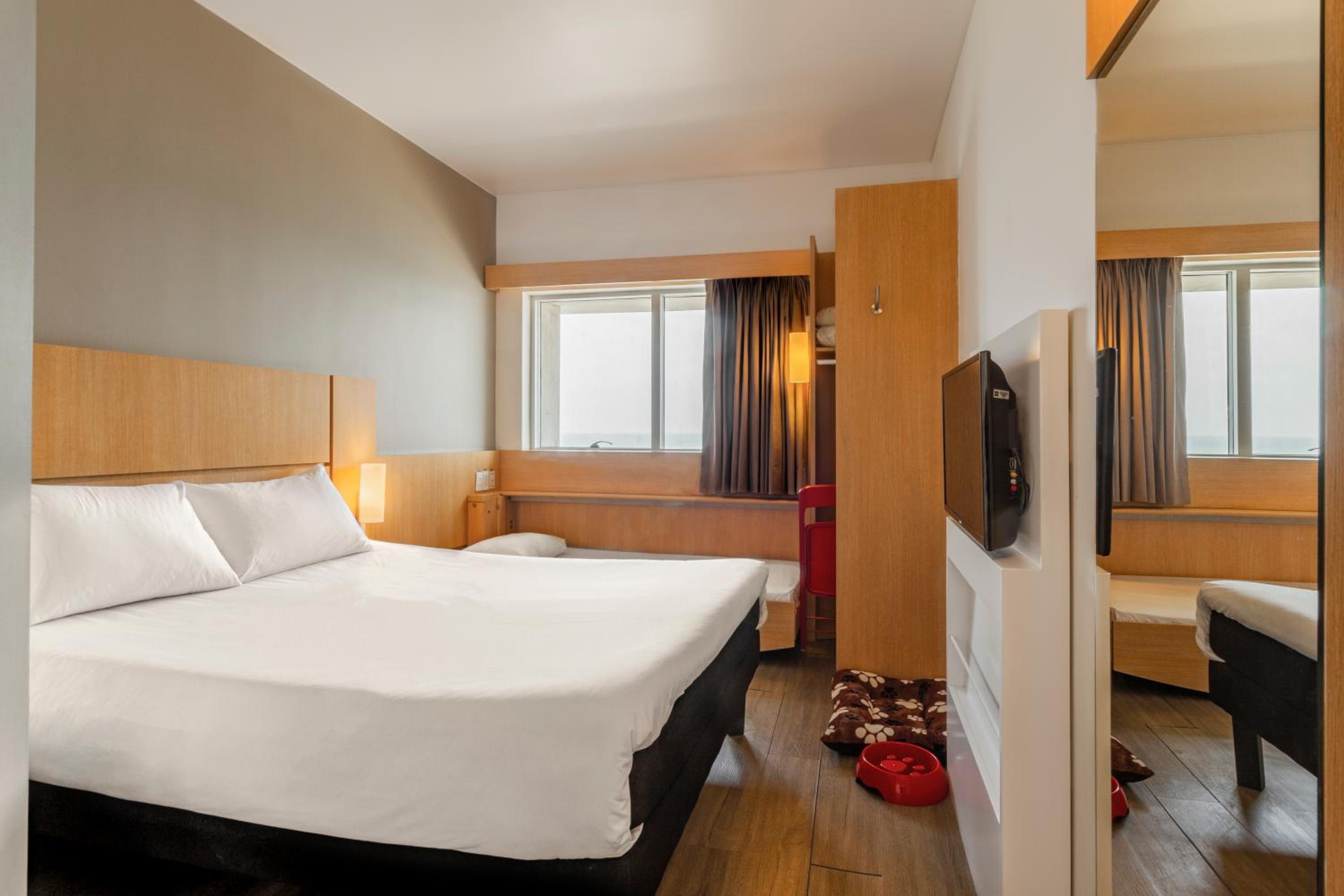 Standard room with One Double and One Single bed Ocean View photo 3