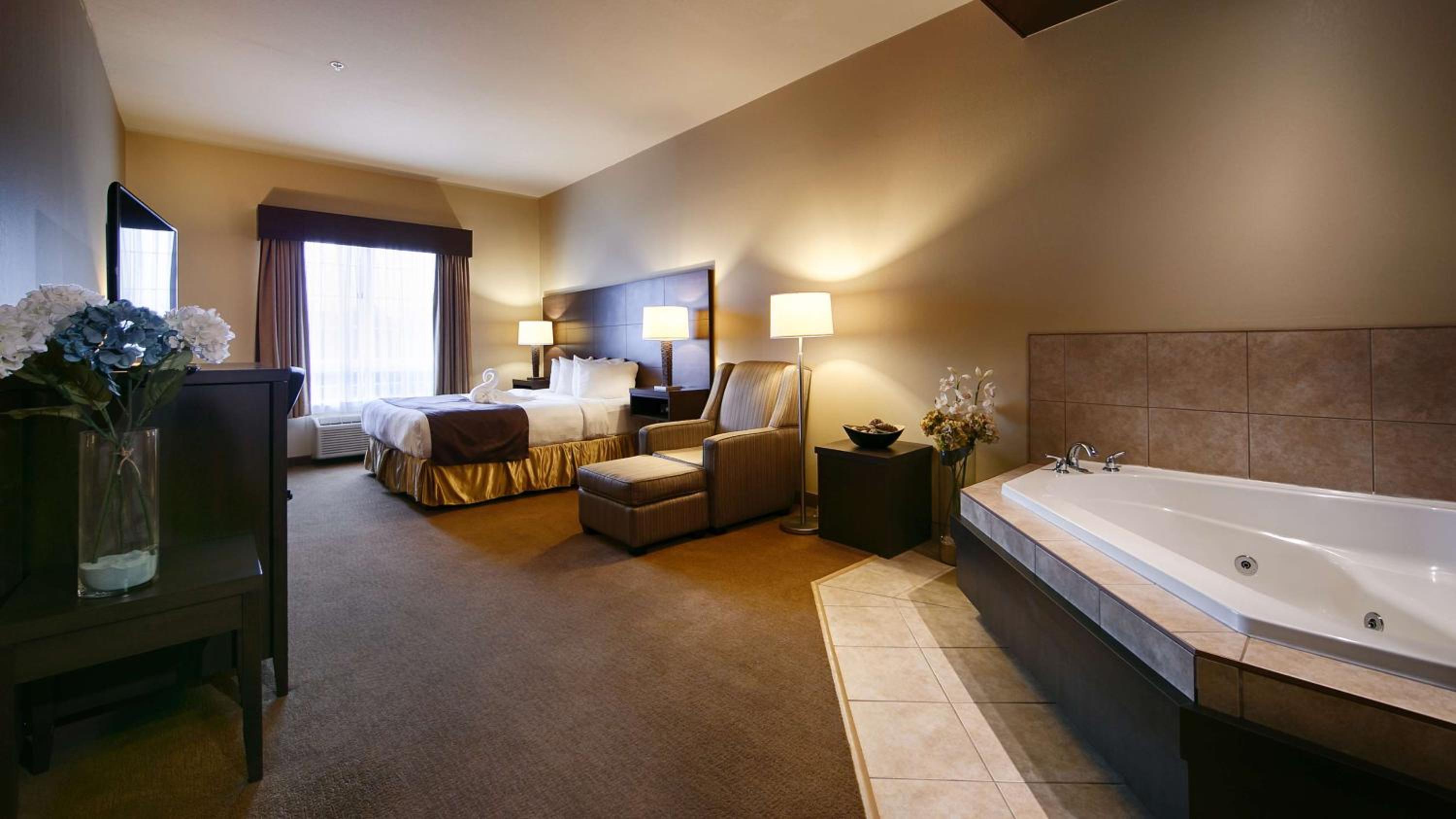 King Room with Jetted Tub - Non-Smoking - Photo 1