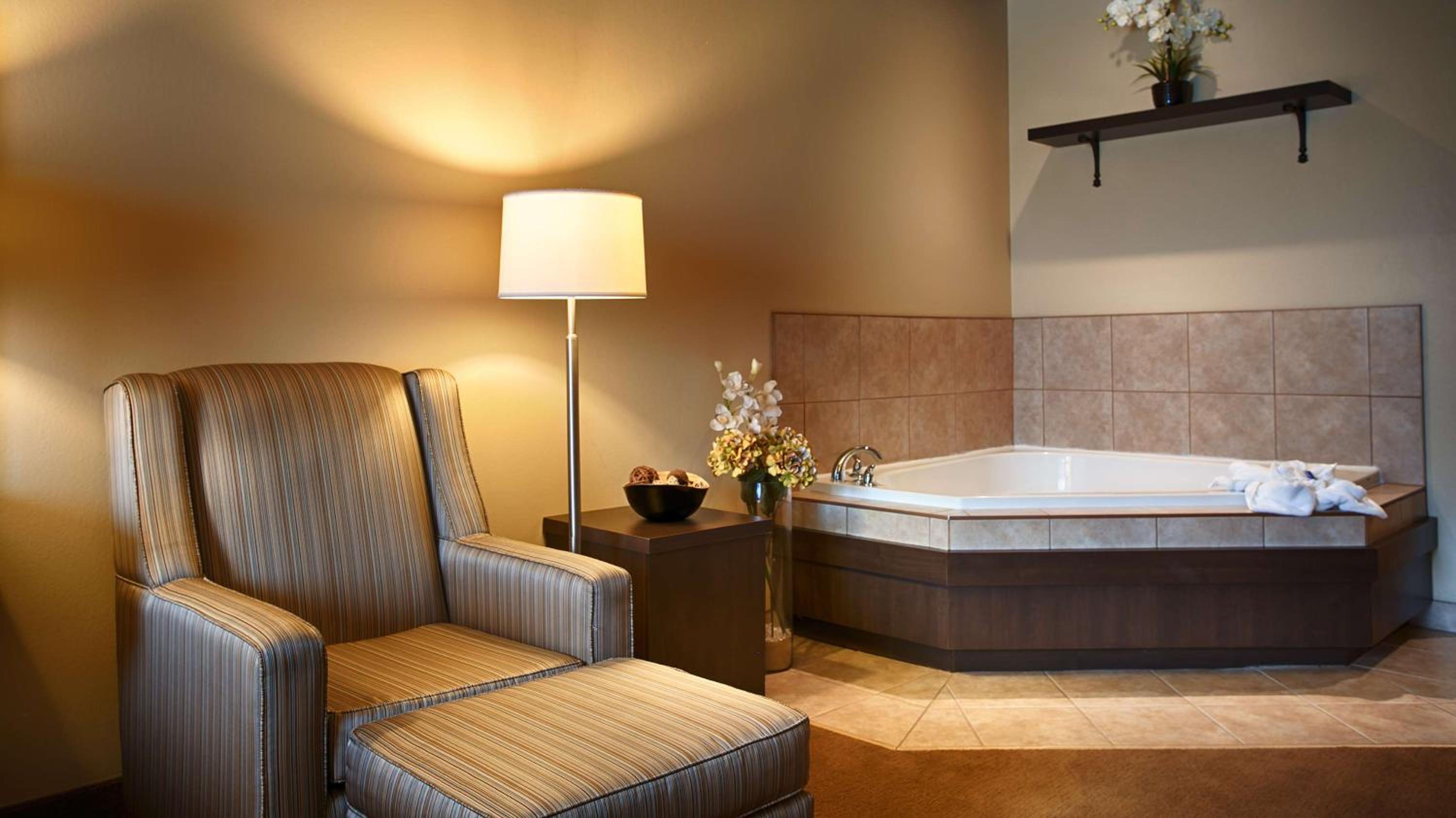 King Room with Jetted Tub - Non-Smoking - Photo 2