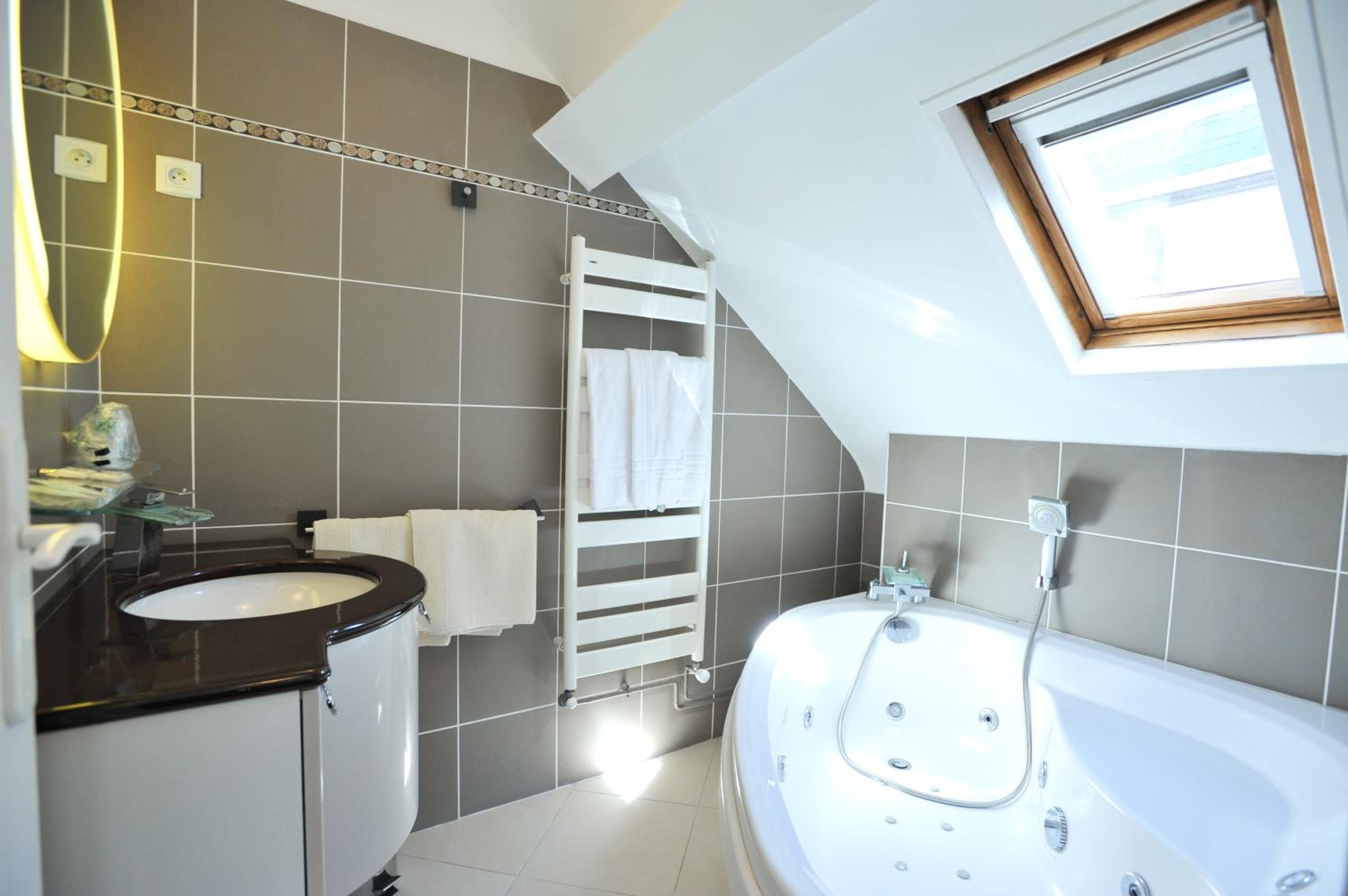 Double Room with Hot Tub - Photo 9