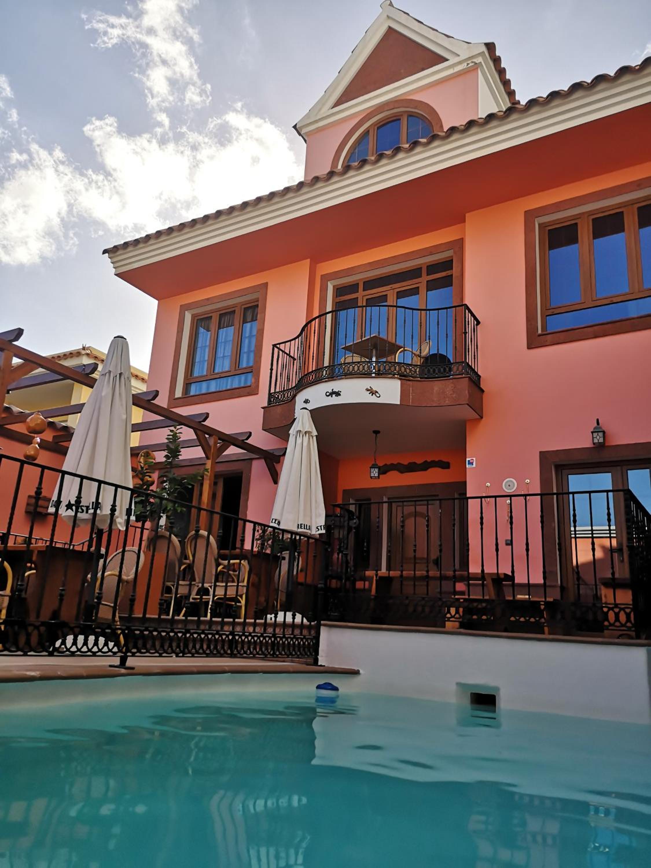 Deluxe Double Room with Balcony - Photo 8