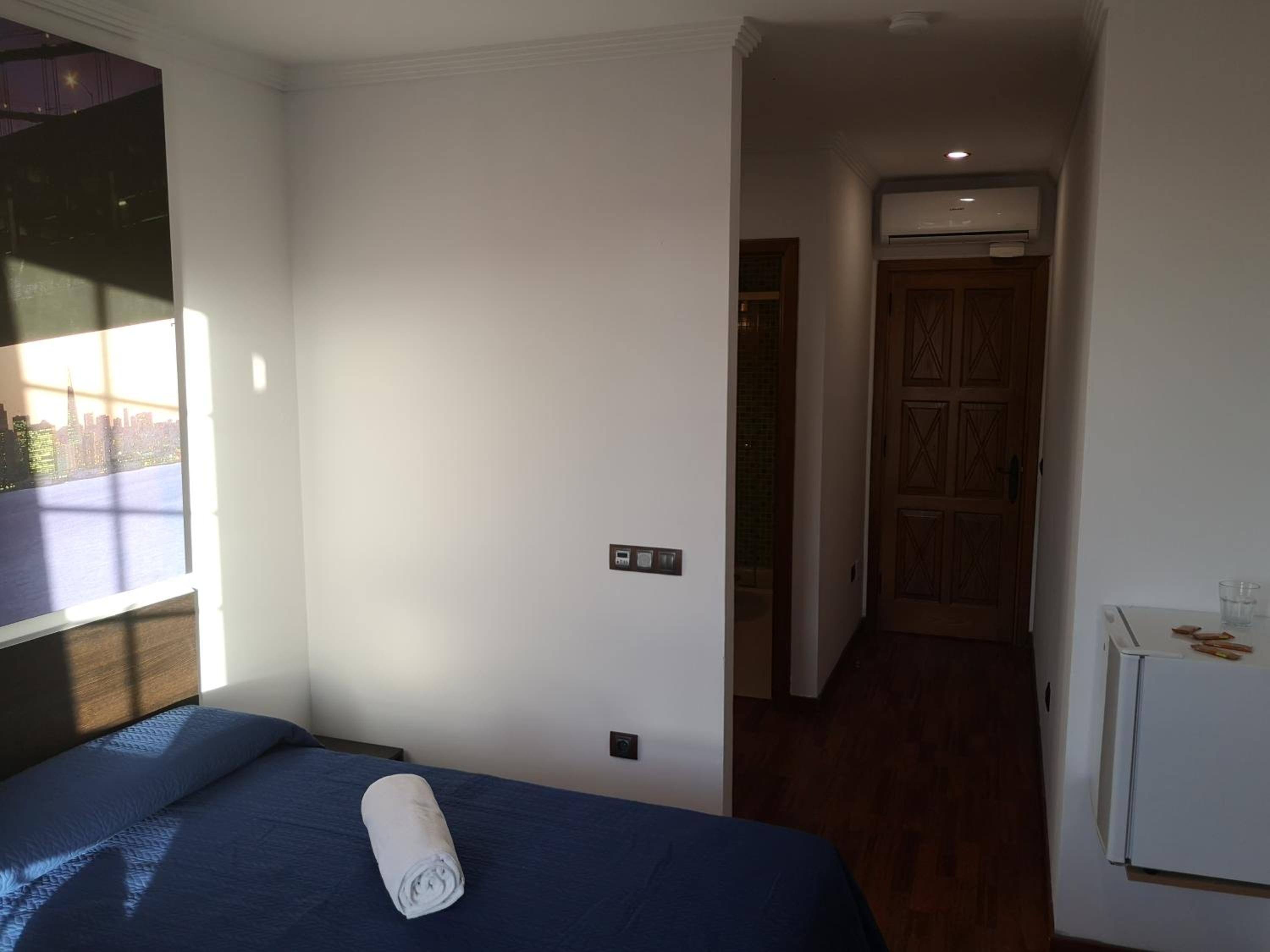 Double or Twin Room with Private Bathroom - Photo 4