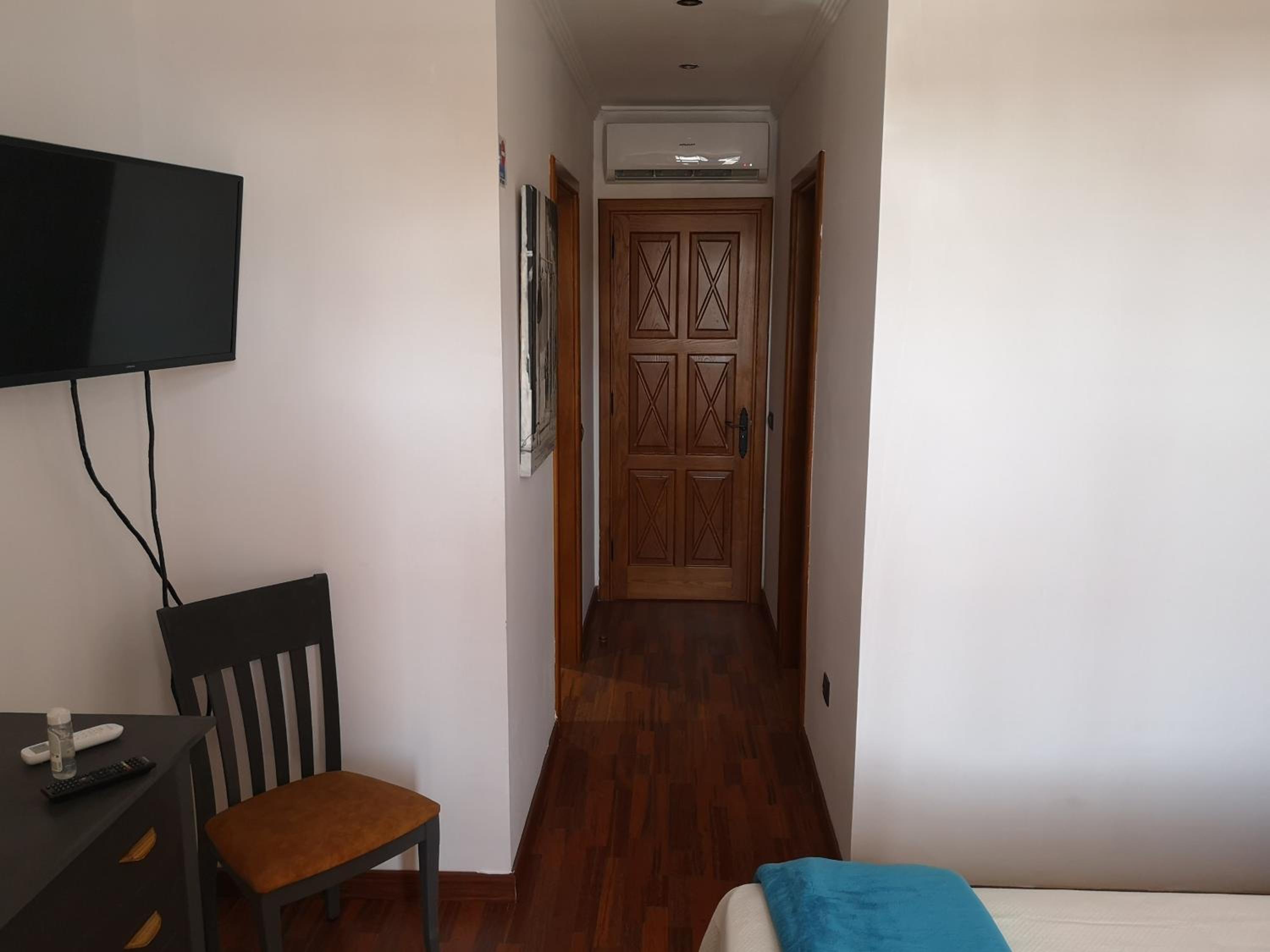 Deluxe Double Room with Balcony - Photo 10