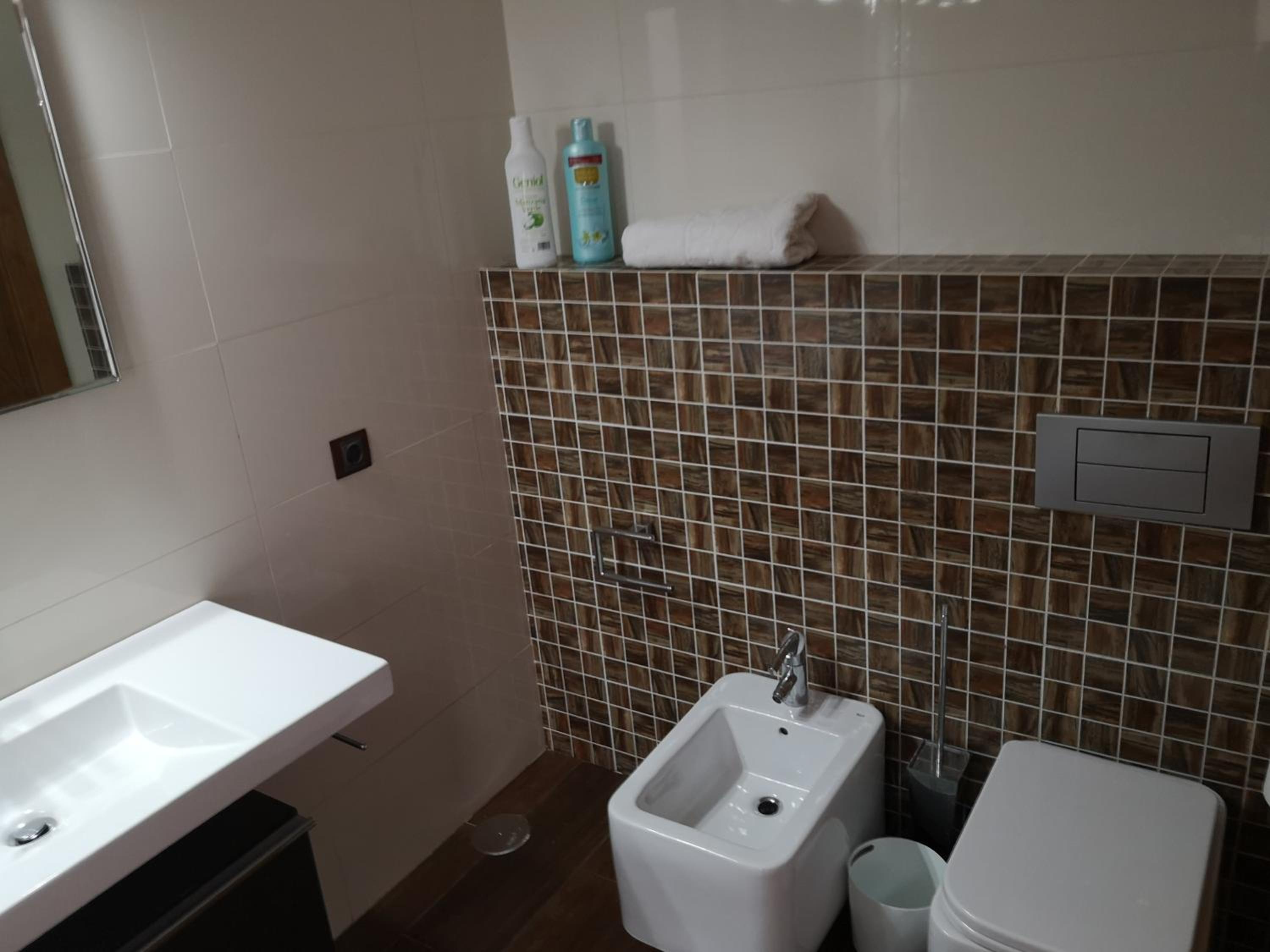 Deluxe Double Room with Balcony - Photo 6