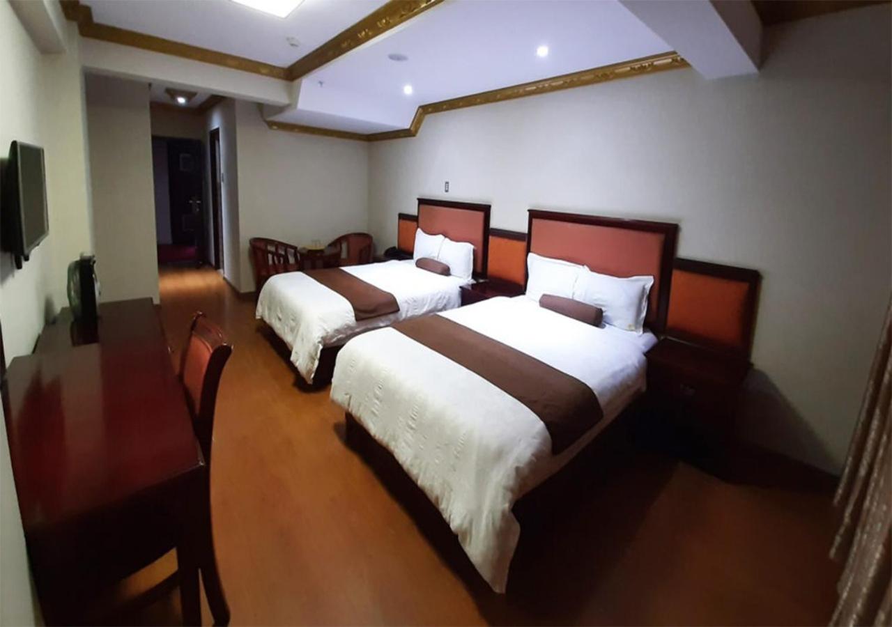 King Room with Two King Beds photo 2