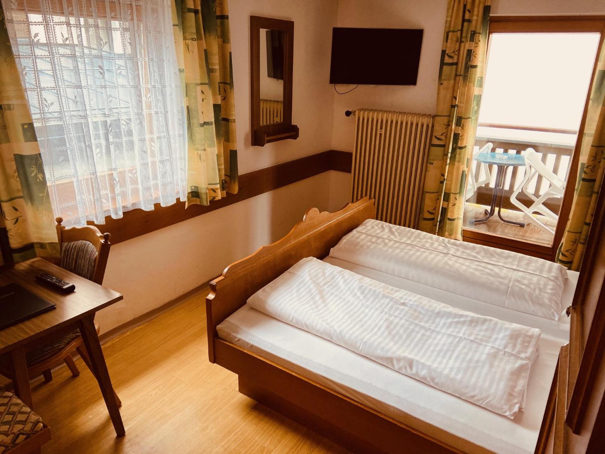 Double or Twin Room with Balcony - Photo 2