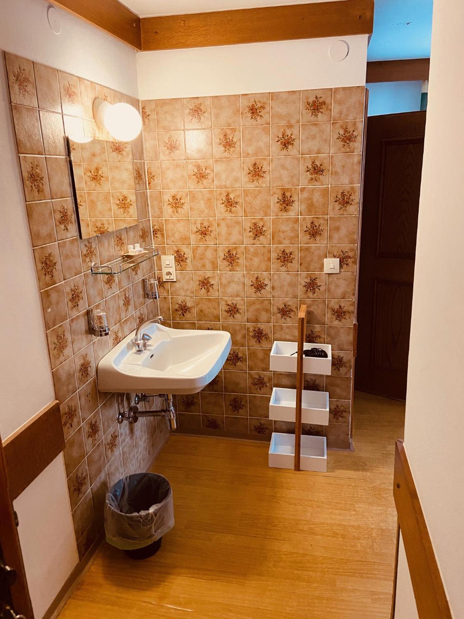 Double or Twin Room with Balcony - Photo 7