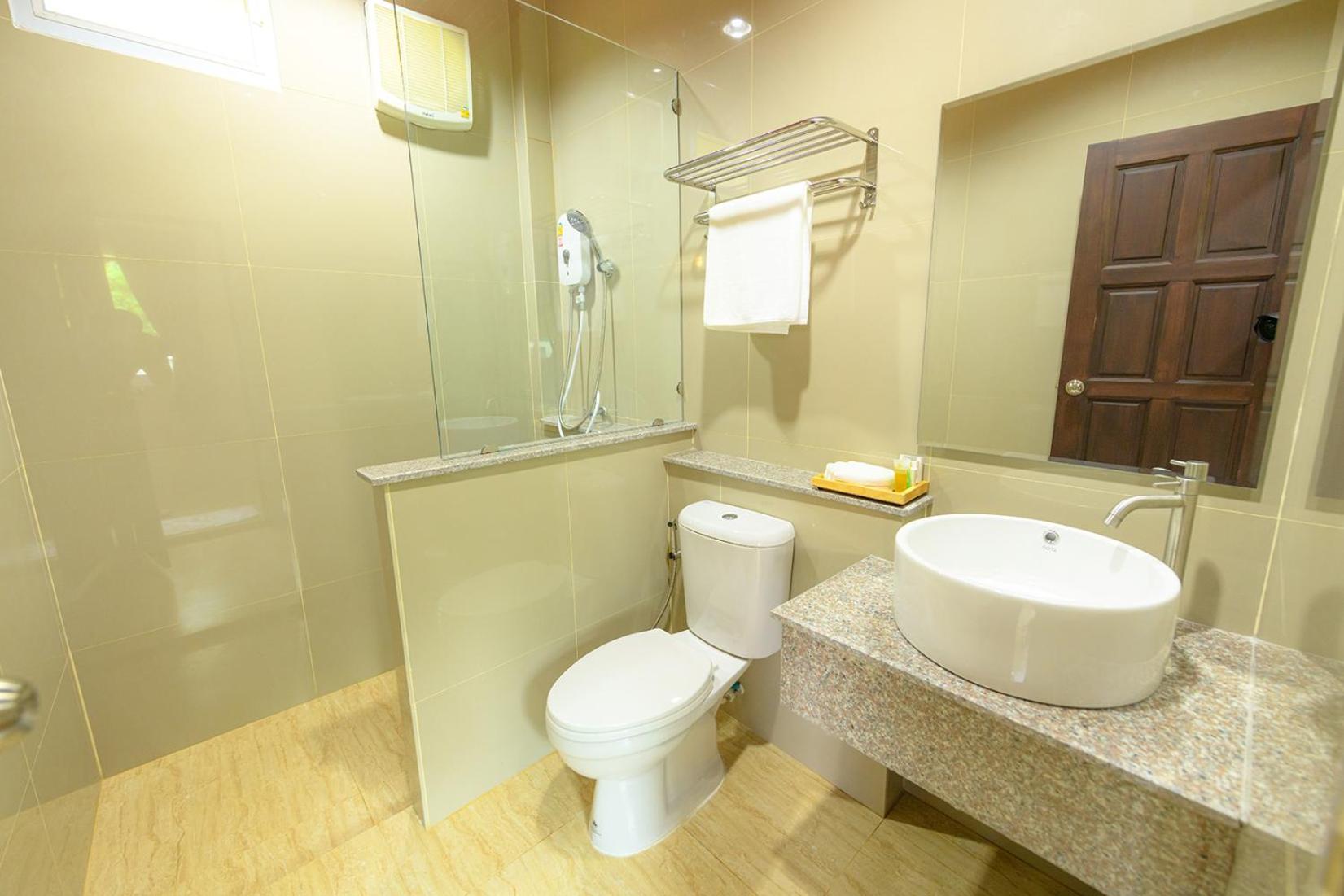 Standard King Room - Photo 11