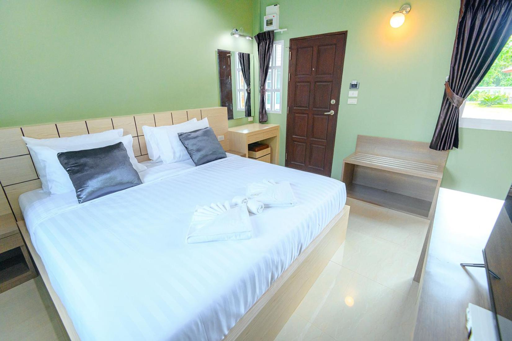 Standard King Room - Photo 13