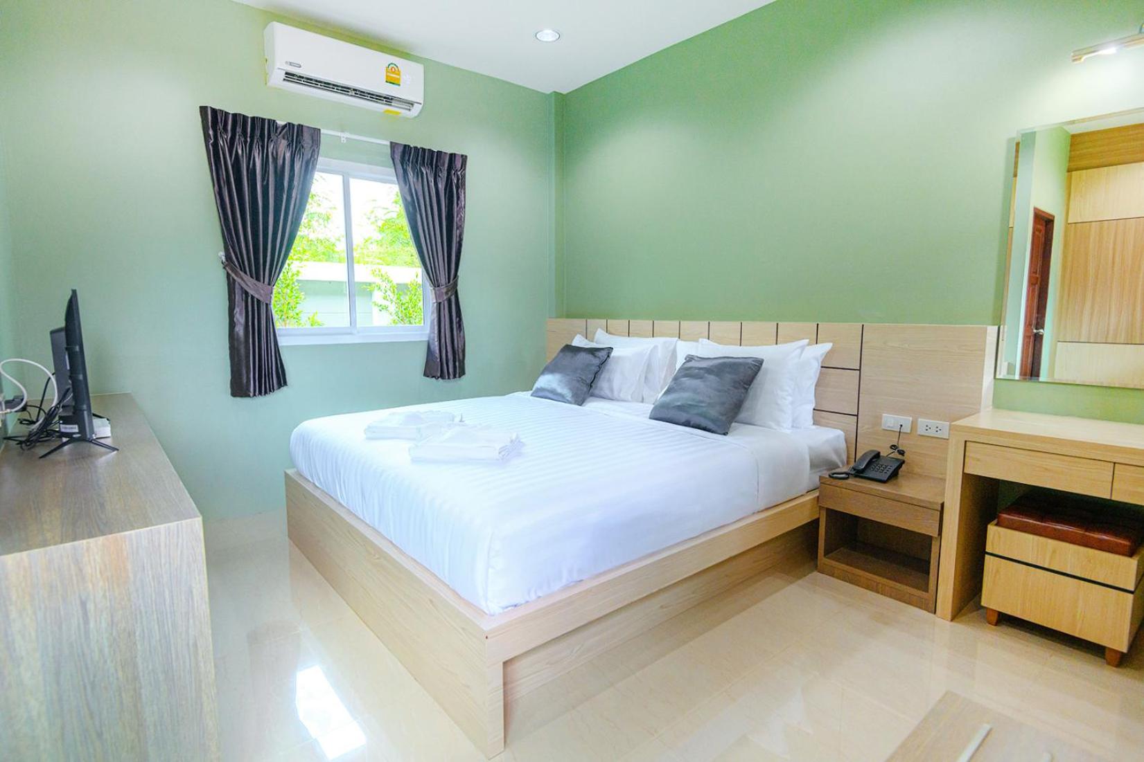 Standard King Room - Photo 12