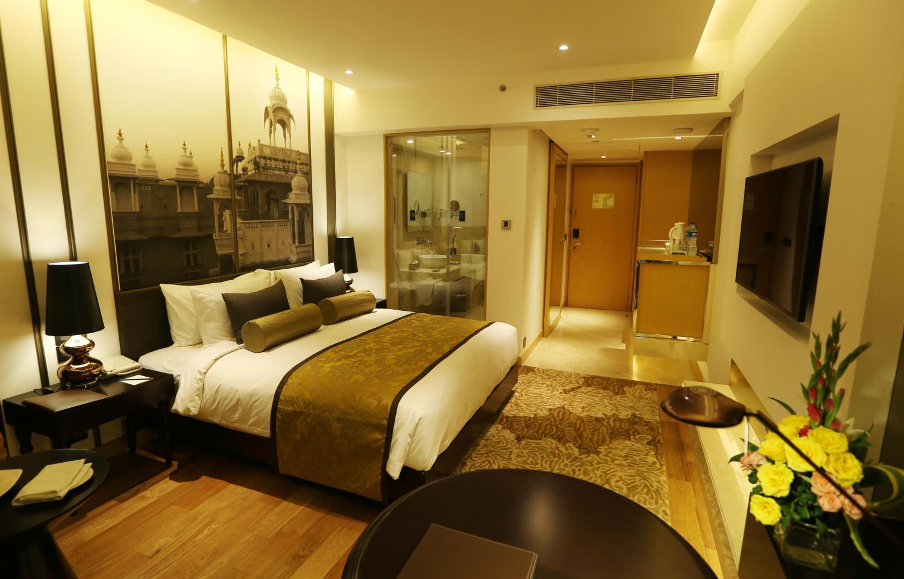 Superior King - 15% off on One-way Airport Transfers, Spa, Food & Beverage & Laundry