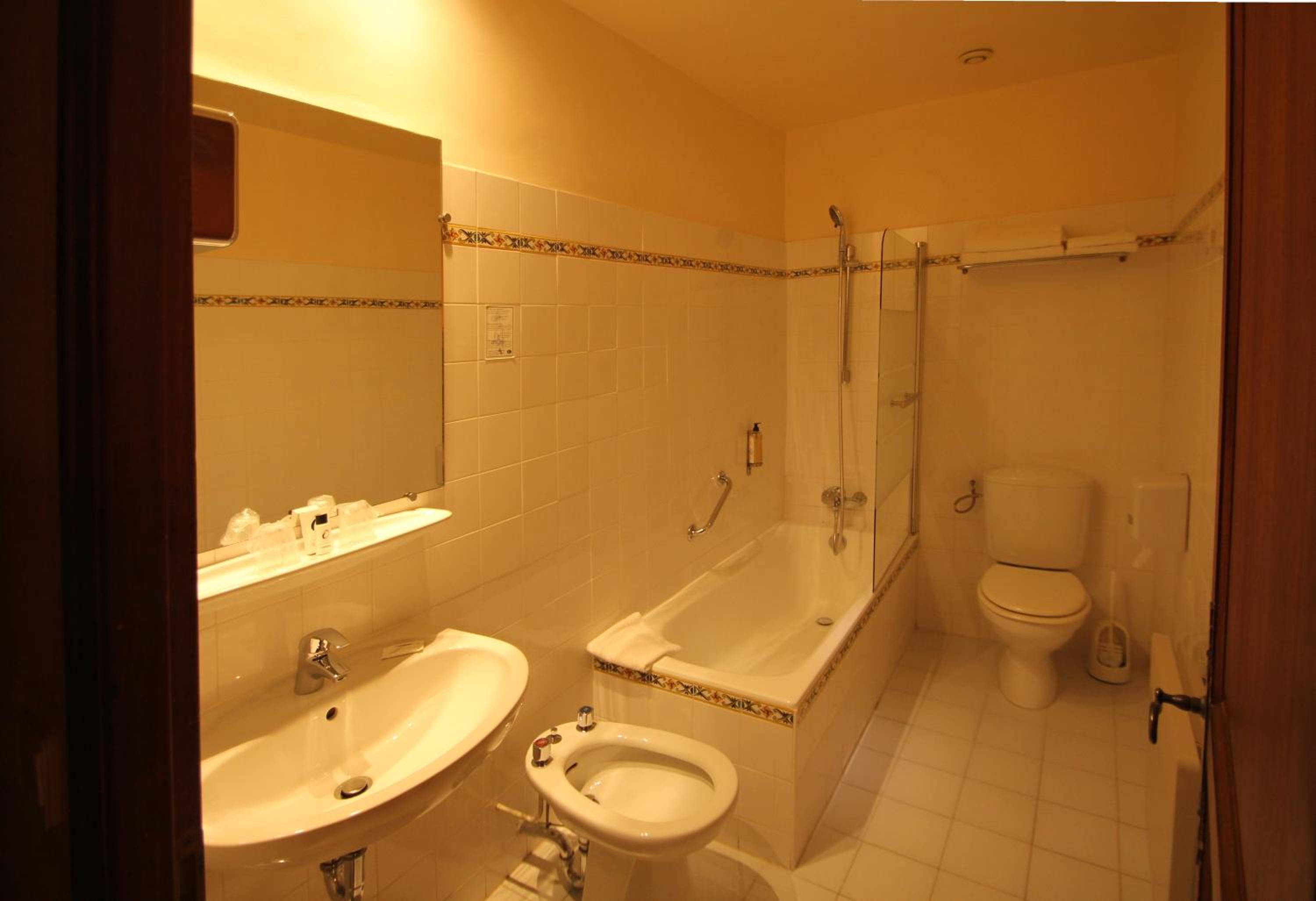 Double or Twin Room Bath - Photo 4