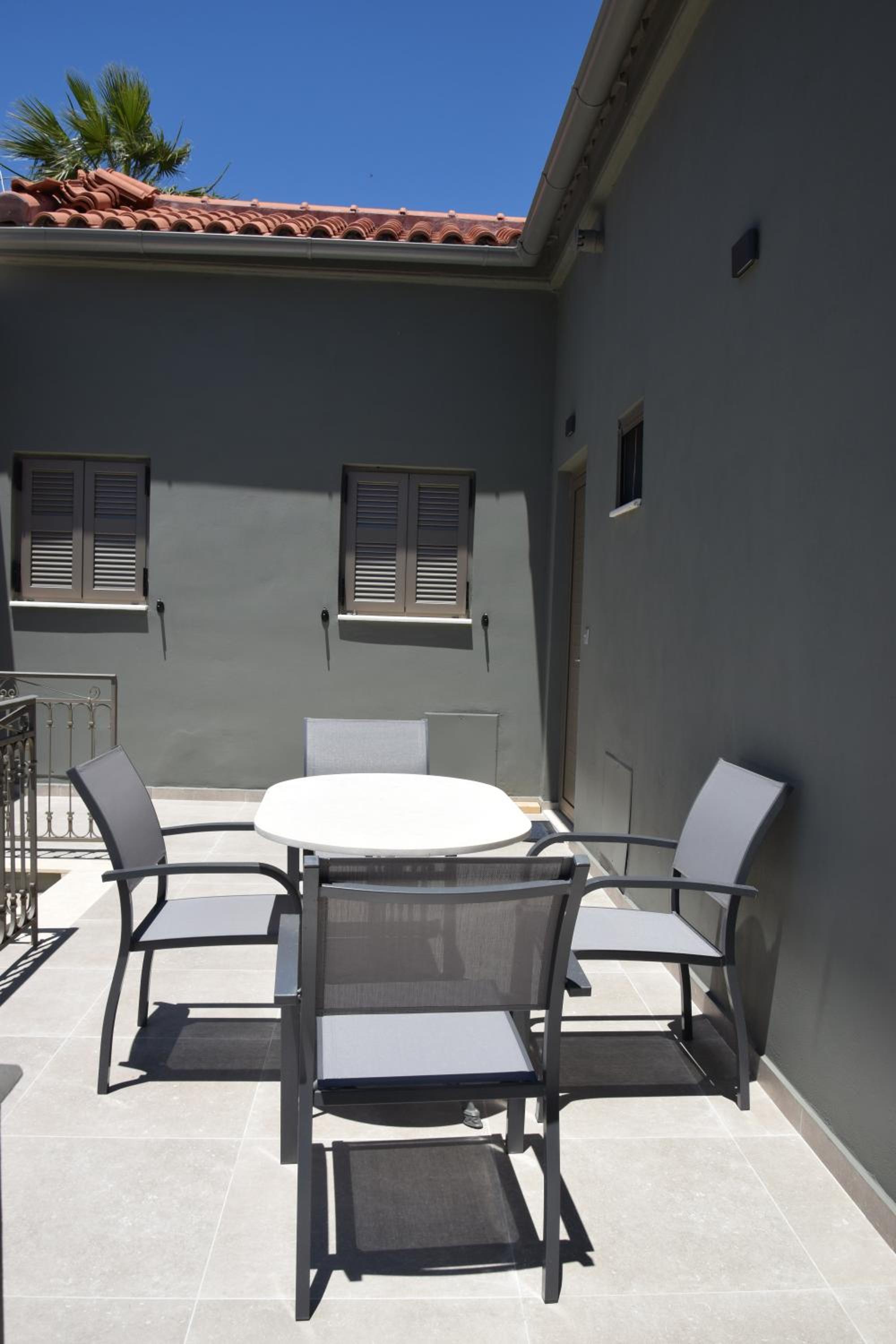 Deluxe Apartment photo 2