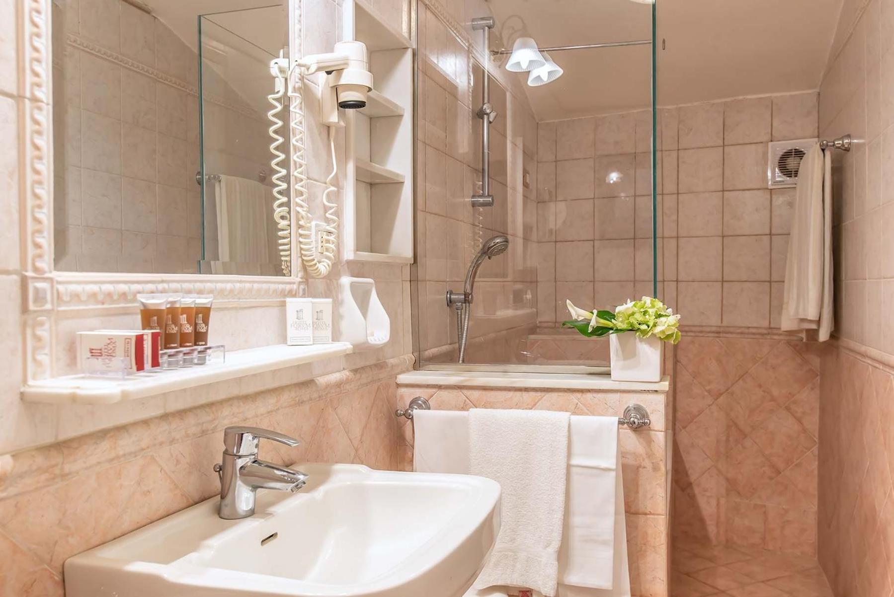Classic Double or Twin Room thumbnail 6