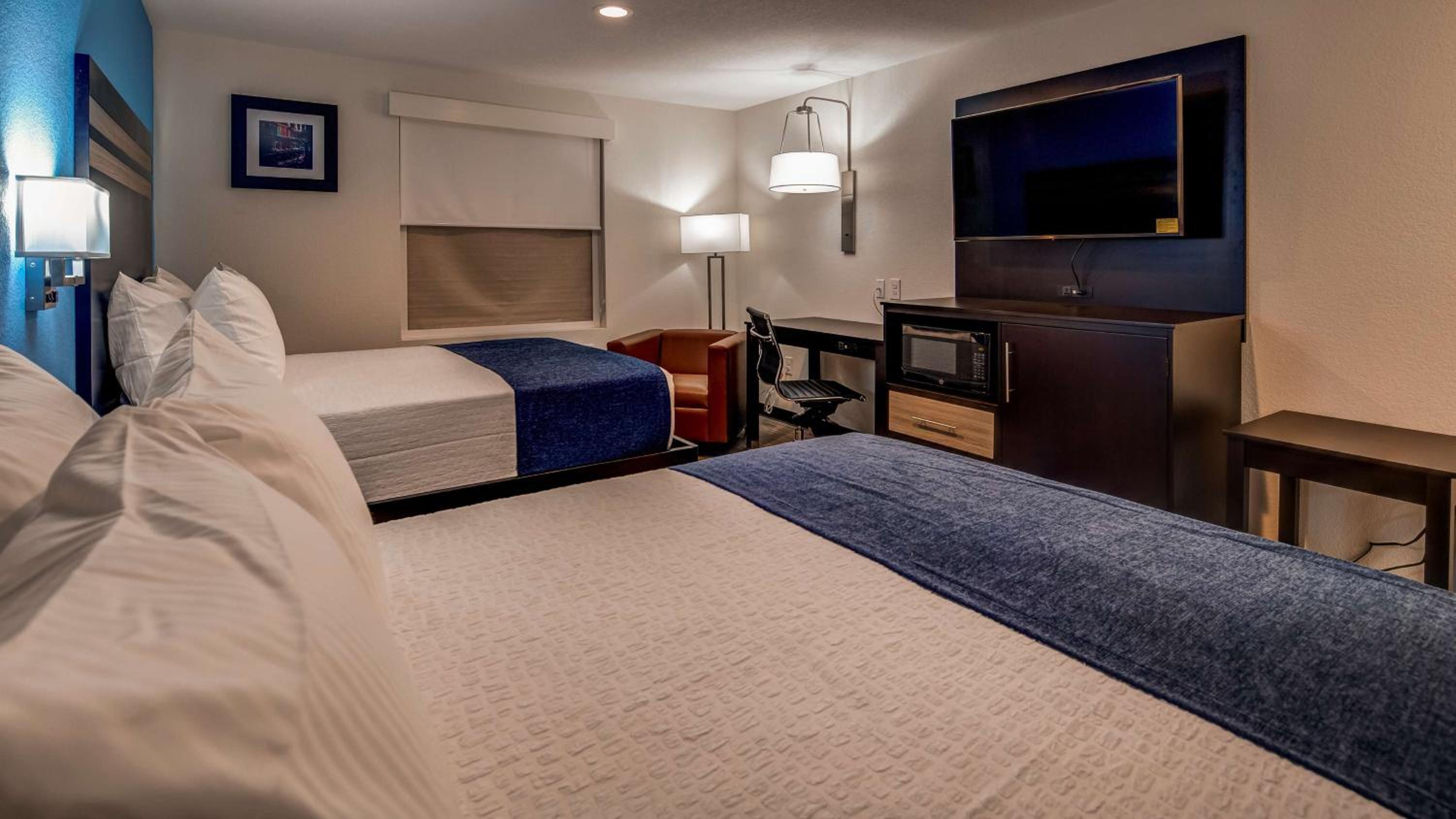 Queen Room with Two Queen Beds - Photo 3