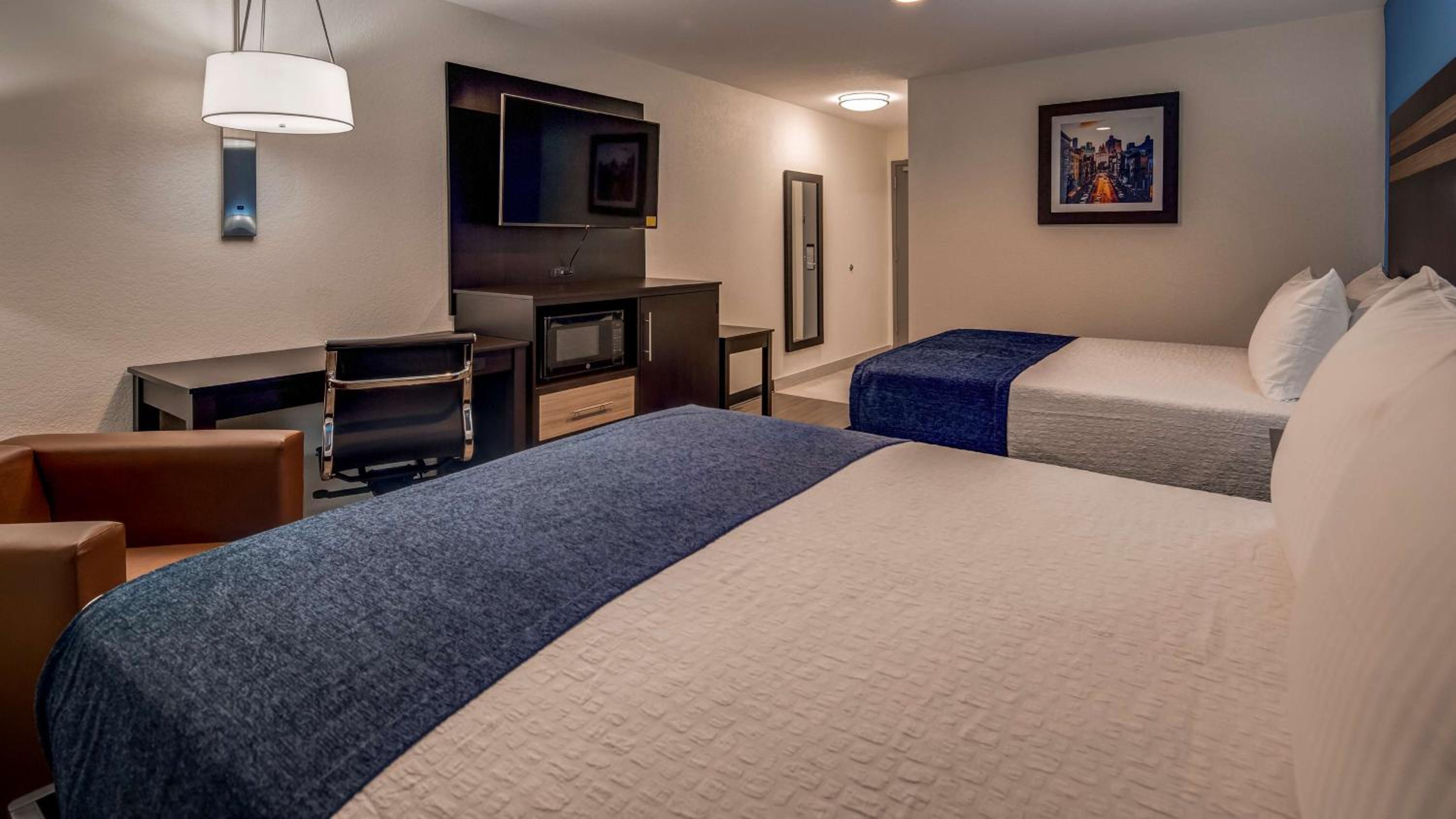 Queen Room with Two Queen Beds - Photo 2