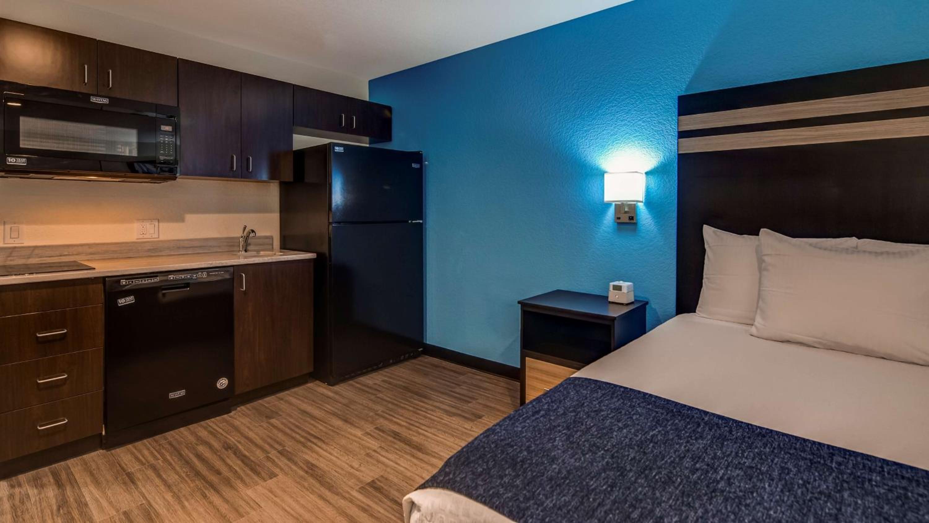King Rom with Kitchenette - Photo 2