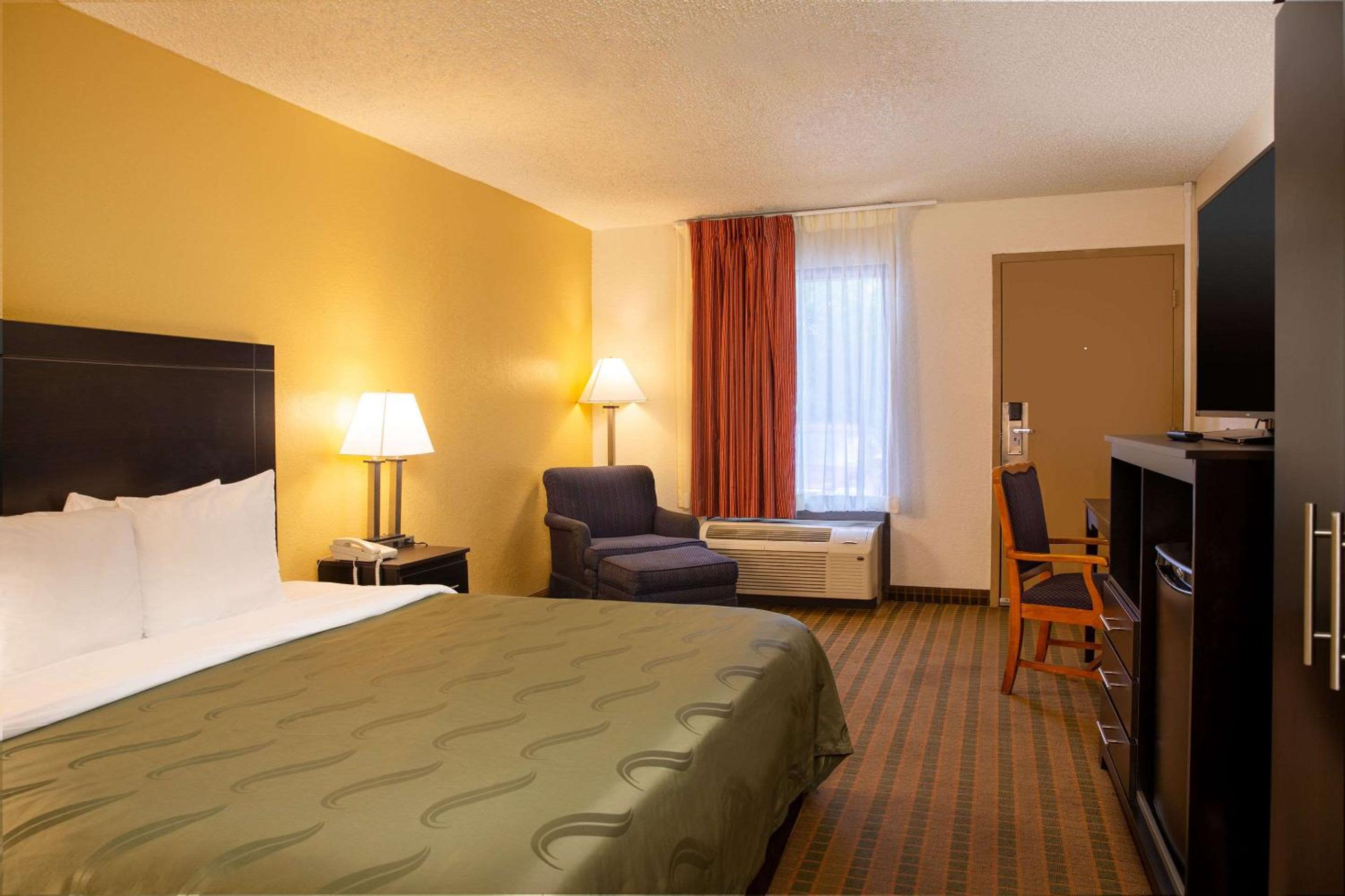King Room - Non-Smoking - Photo 4