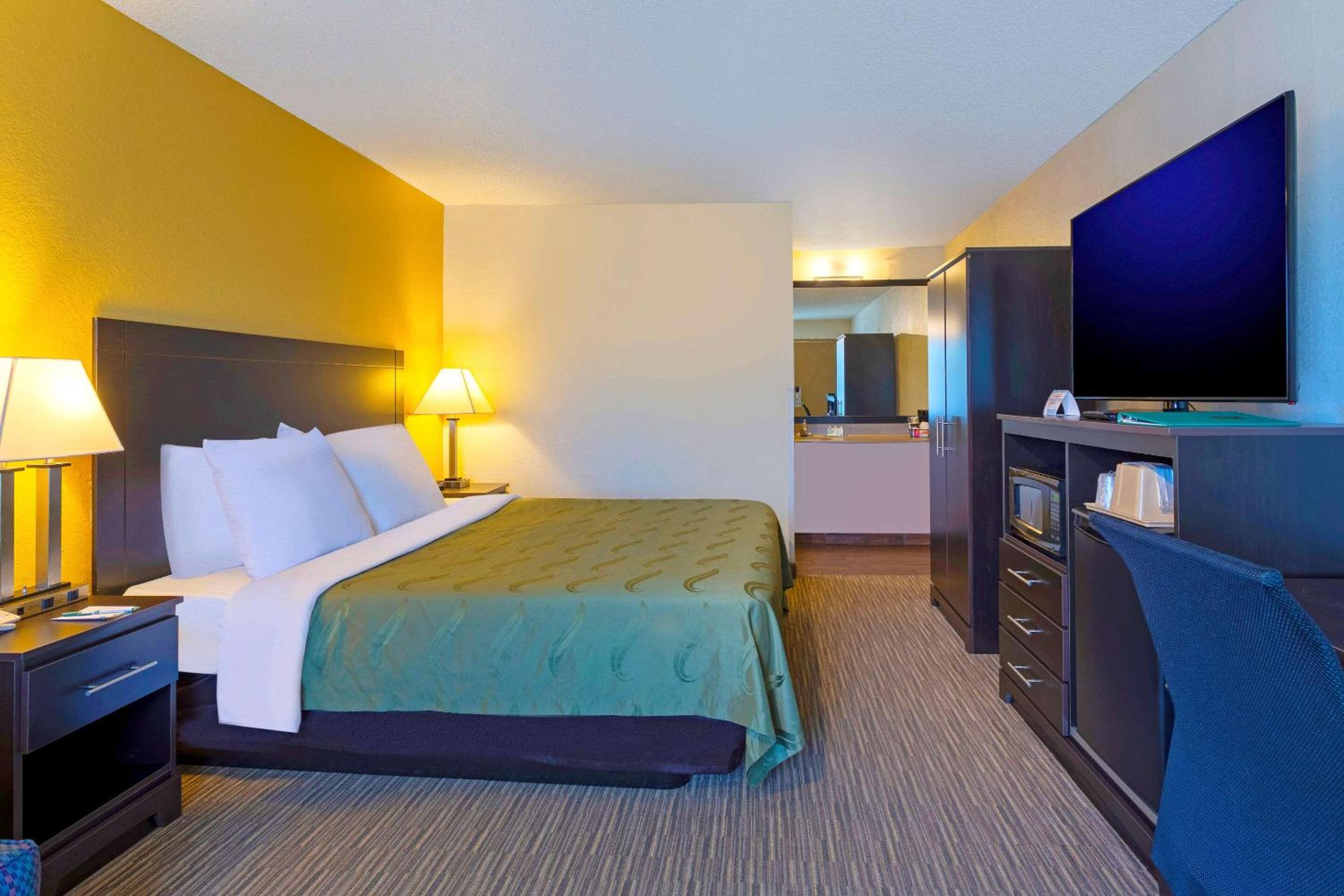 King Room - Non-Smoking - Photo 6