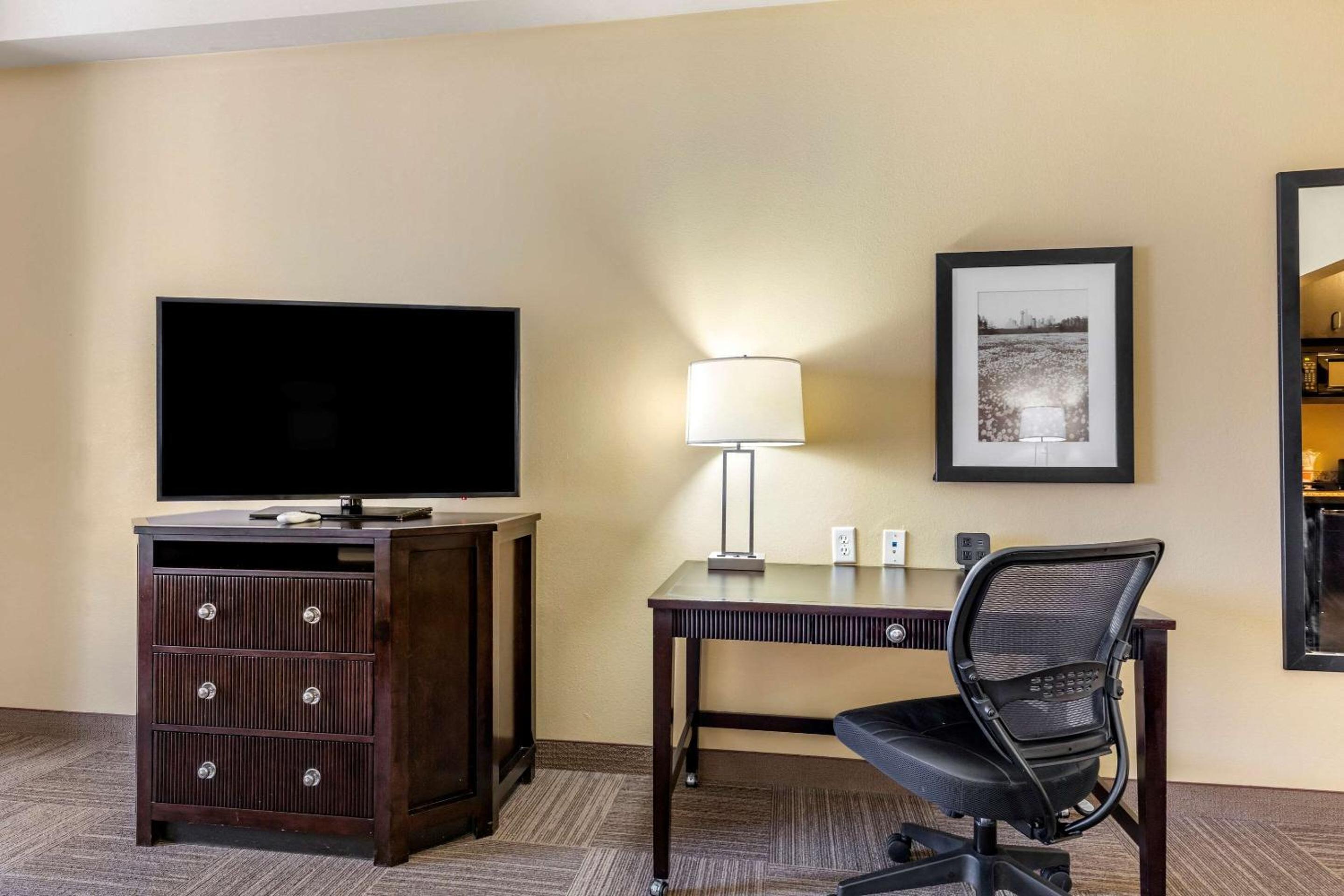 King Suite - Non-Smoking - Photo 3