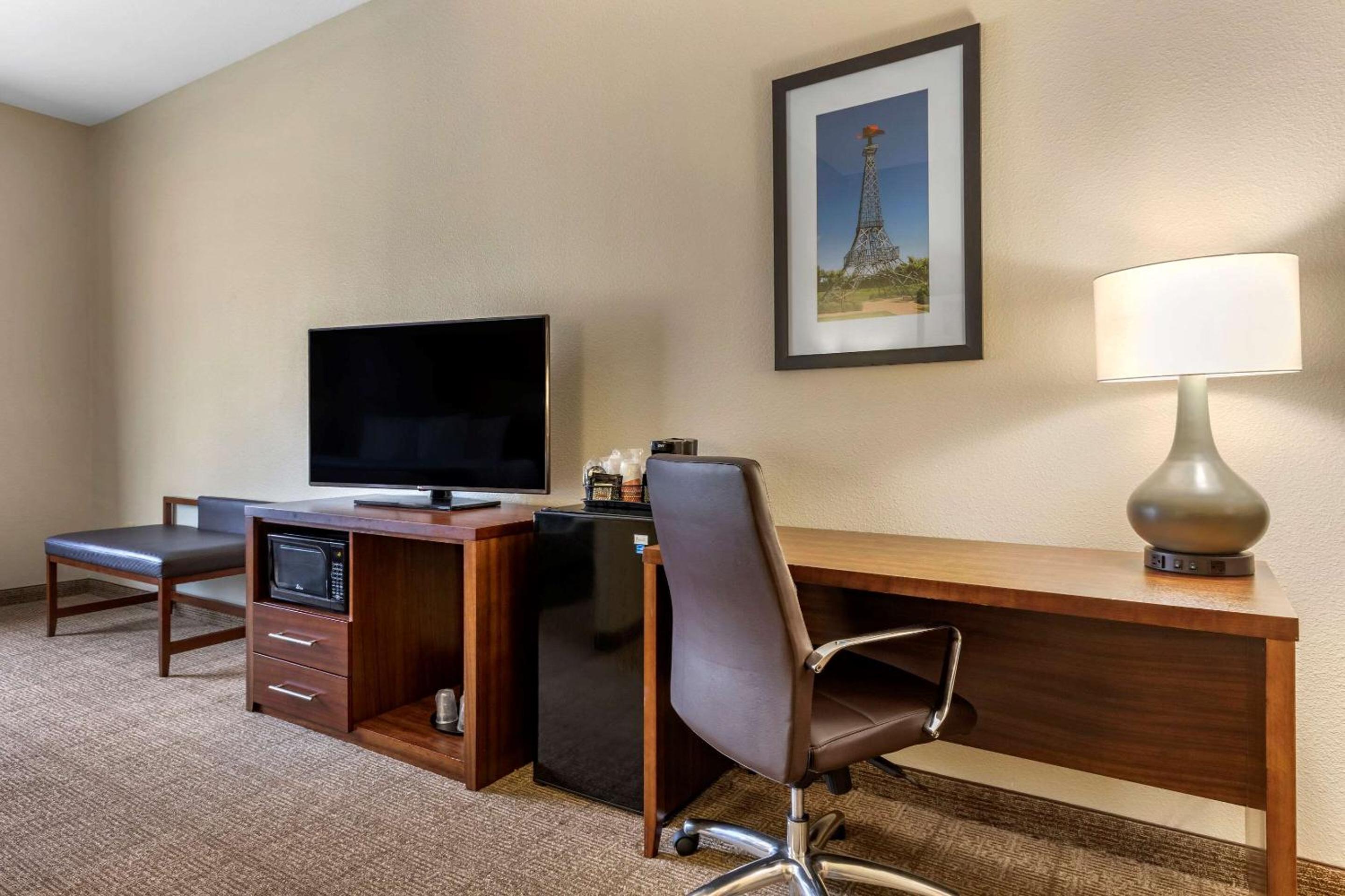 King Suite - Non-Smoking - Photo 4