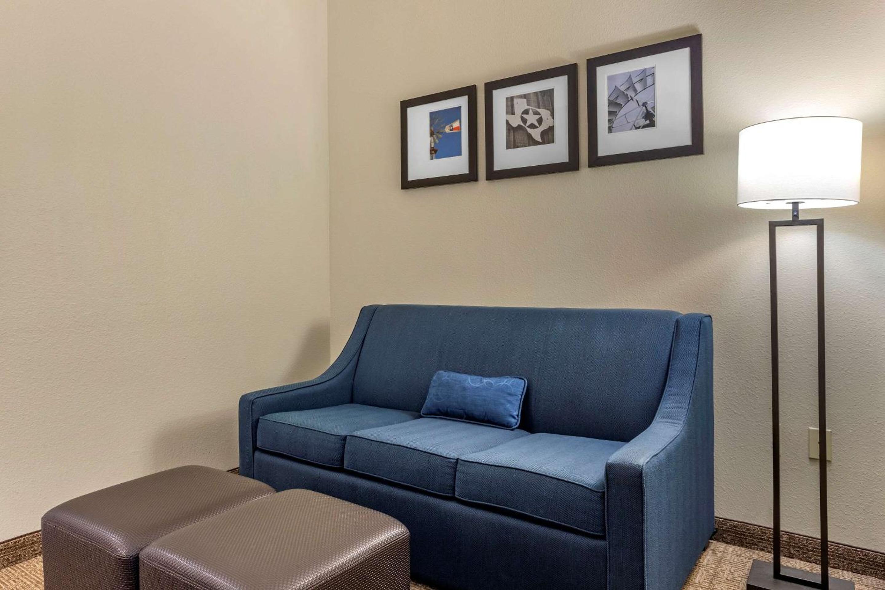 King Suite - Non-Smoking - Photo 2