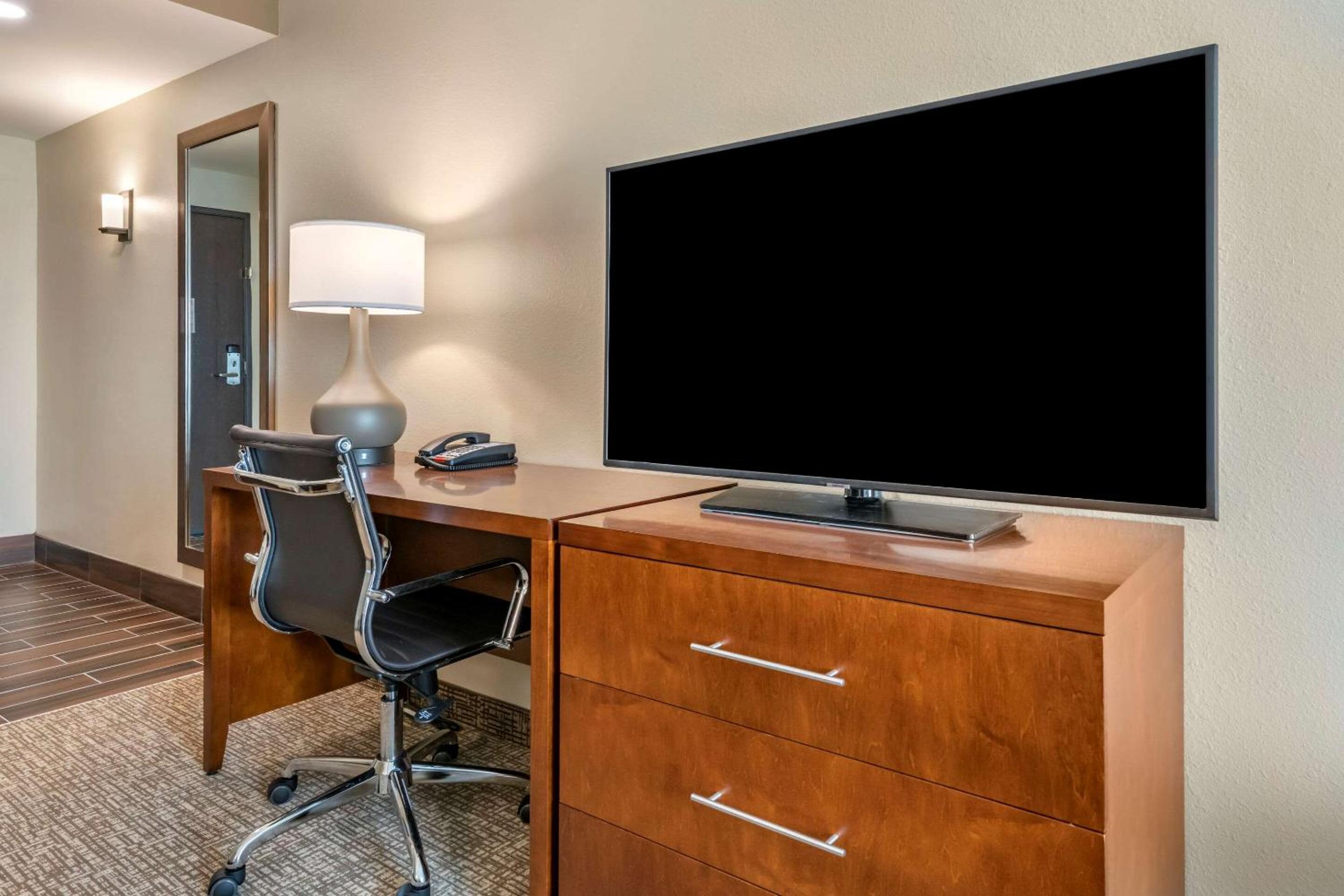 King Suite - Non-Smoking - Photo 3
