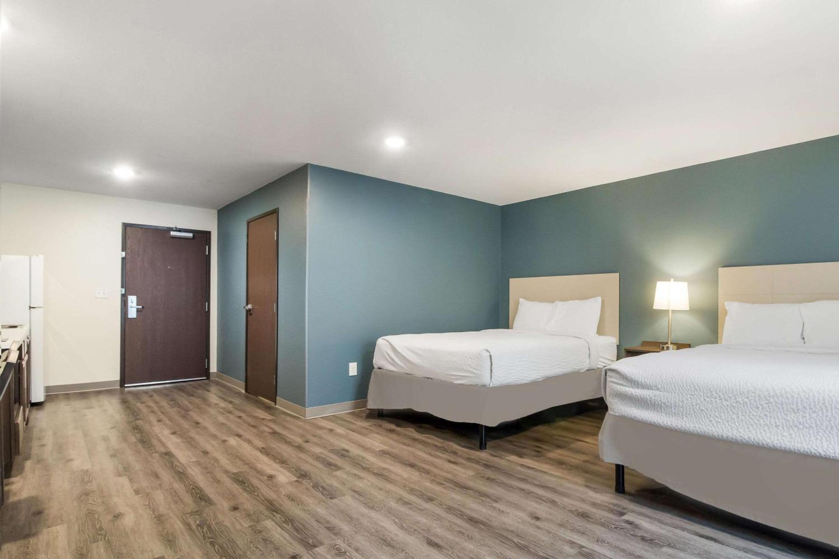 Standard Queen Room with Two Queen Beds - Non-Smoking photo 1