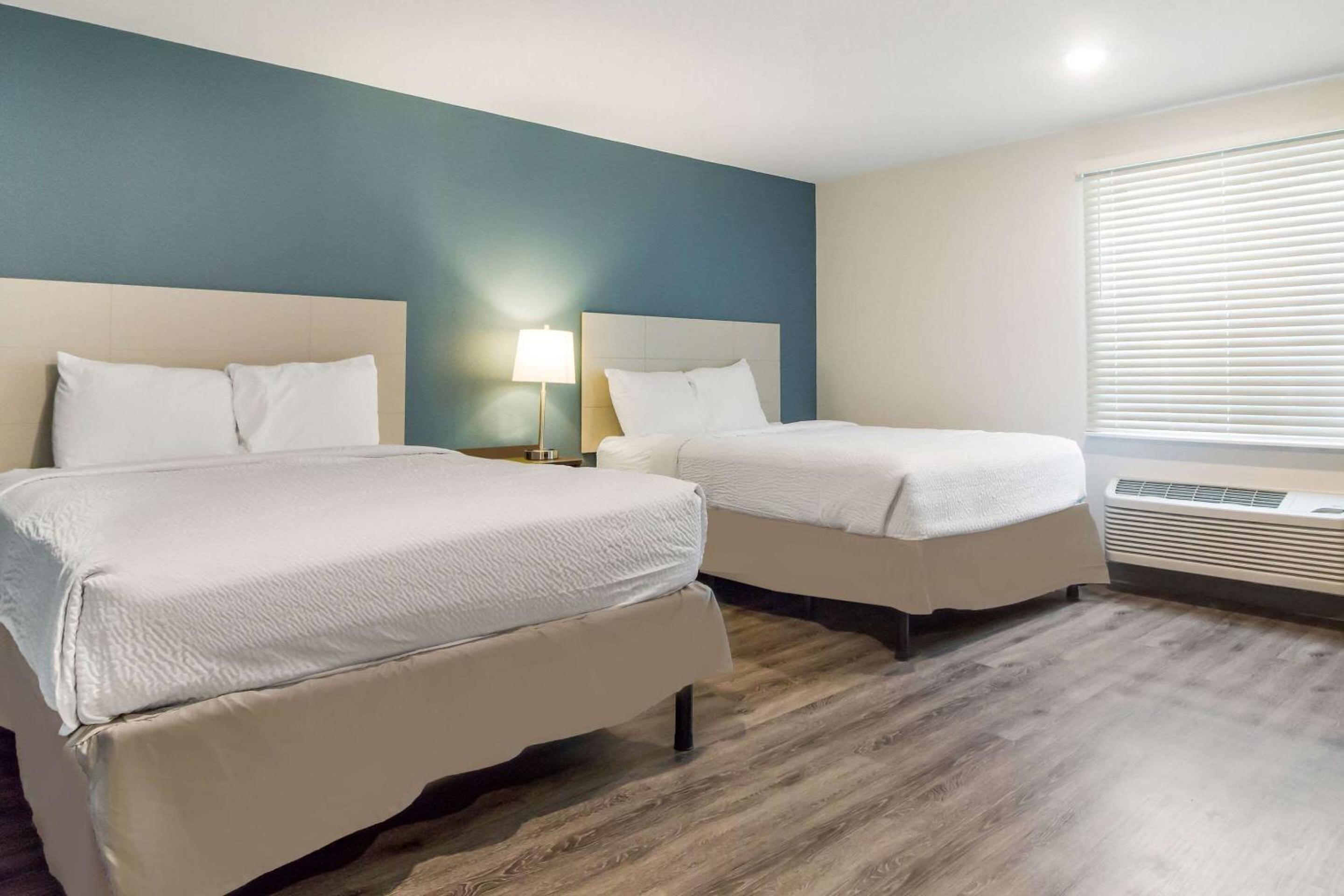 Standard Queen Room with Two Queen Beds - Non-Smoking photo 2