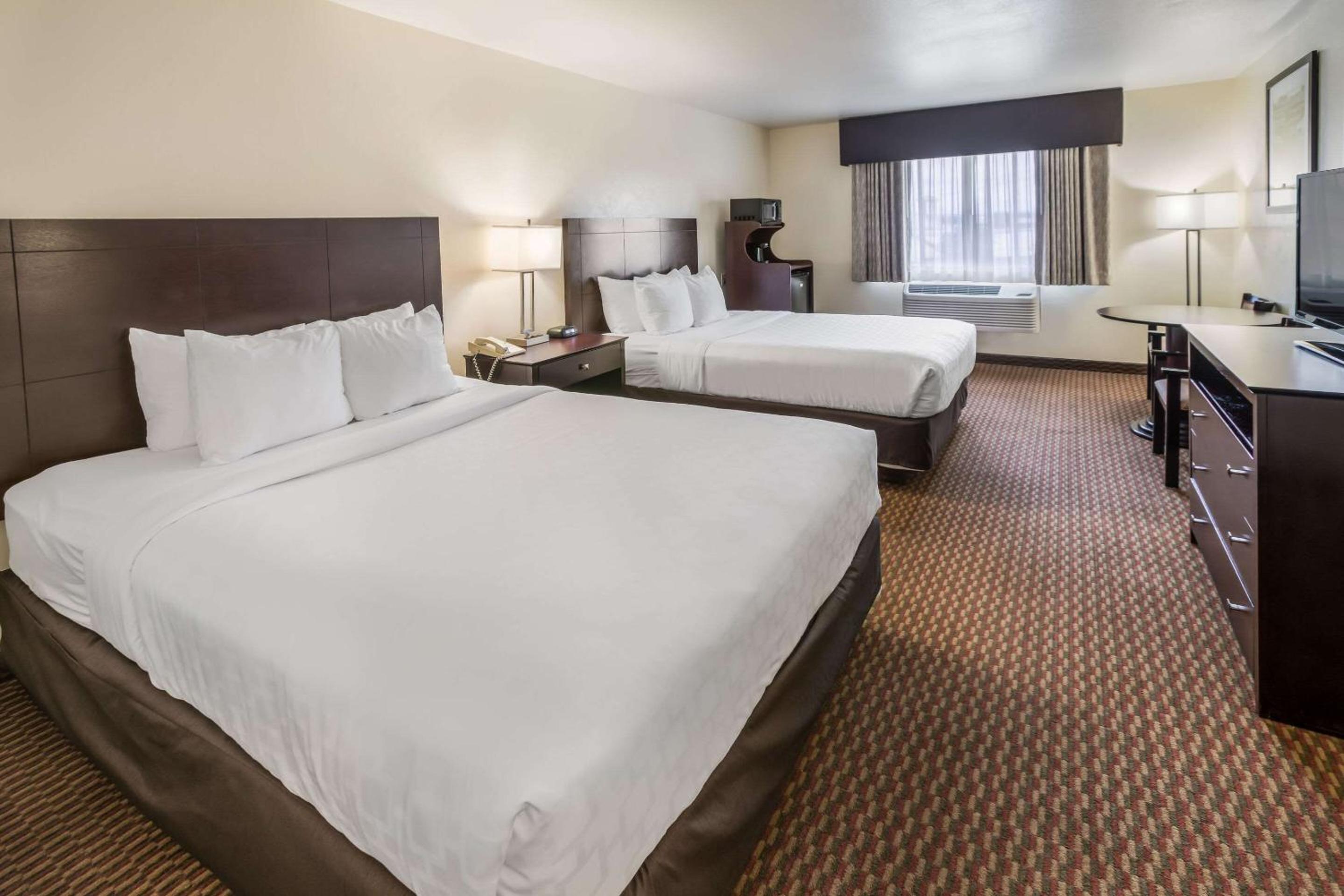 Queen Room with Two Queen Beds - Non-Smoking - Photo 1